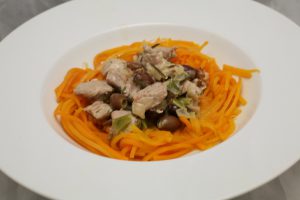 Schweine-Gulasch mit Wurzel-Spaghetti in Weißwein-Sahne-Sauce