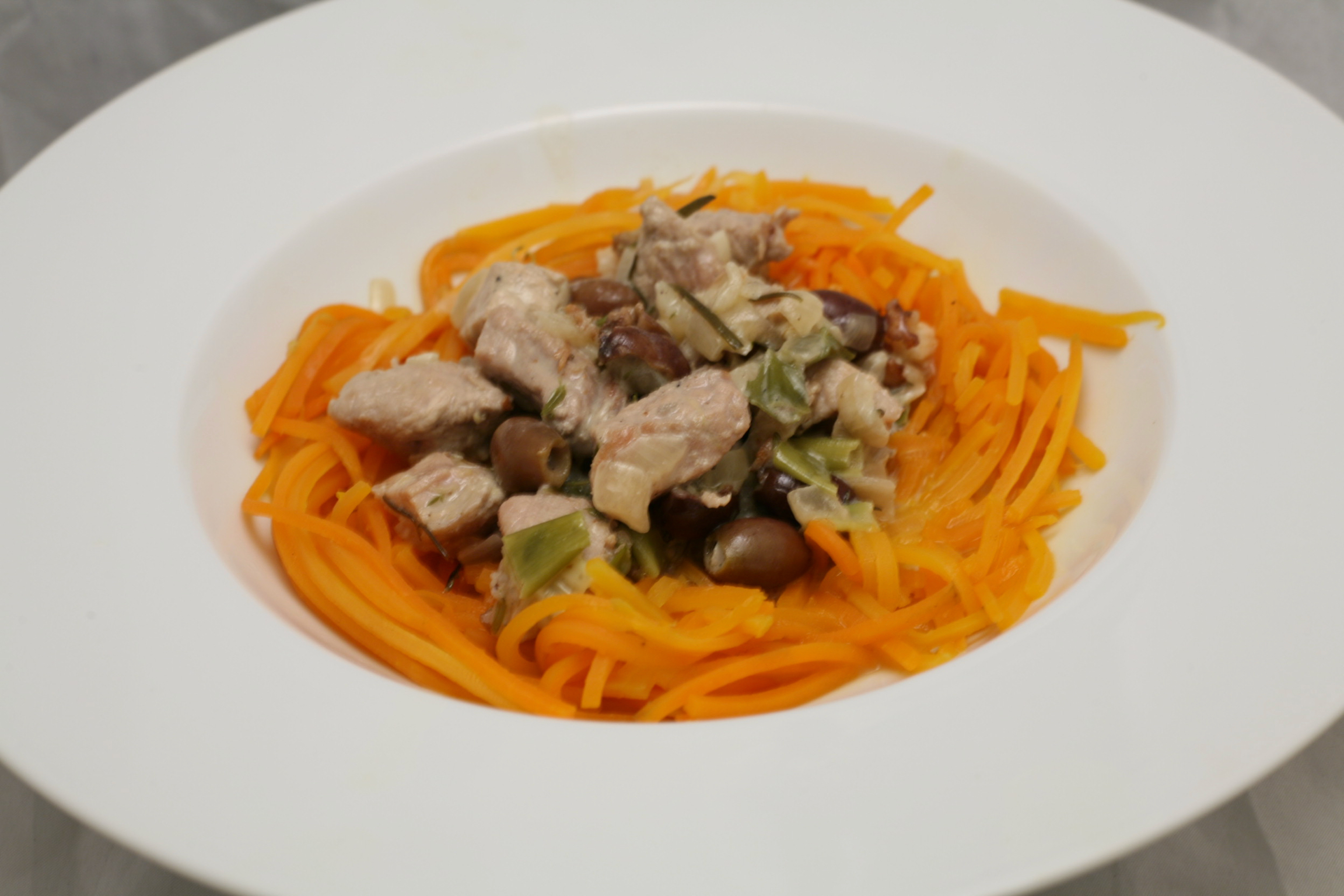 Schweine-Gulasch mit Wurzel-Spaghetti in Weißwein-Sahne-Sauce