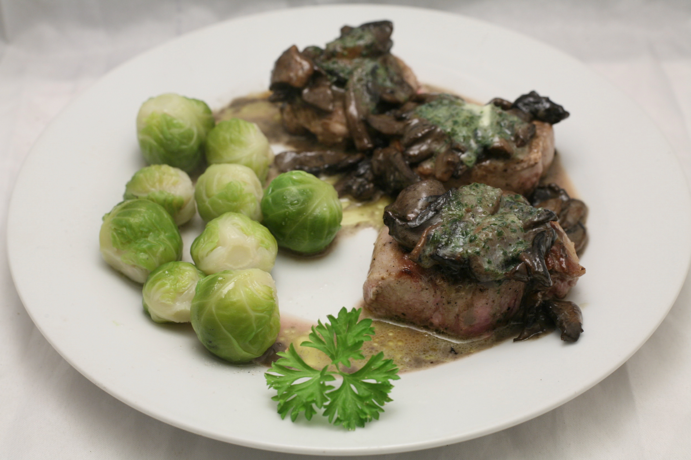 Schweinefilet mit Champignon-Rahm-Sauce und Rosenkohl