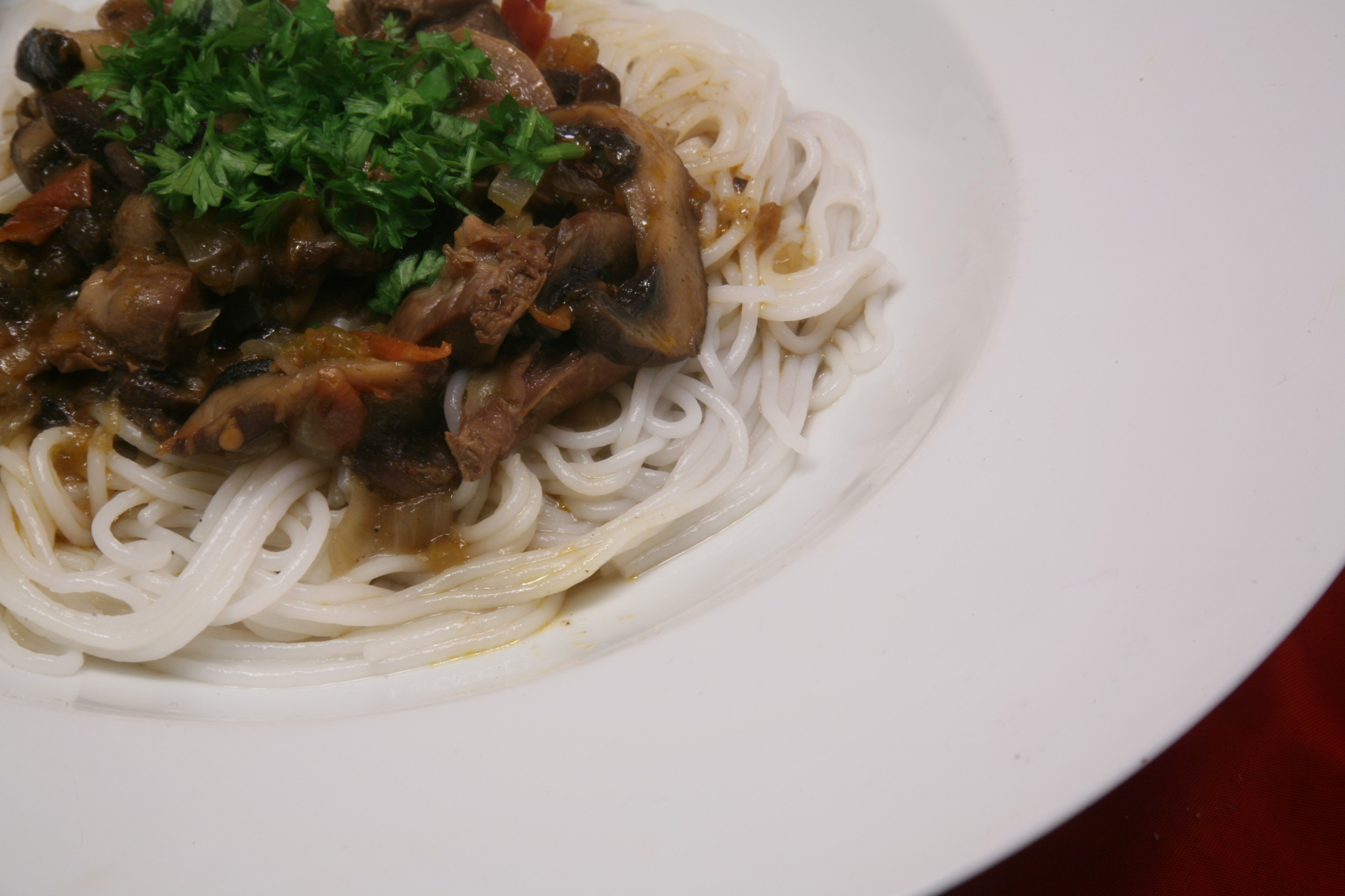 Hähnchenmägen-Champignons-Ragout mit Reisnudeln