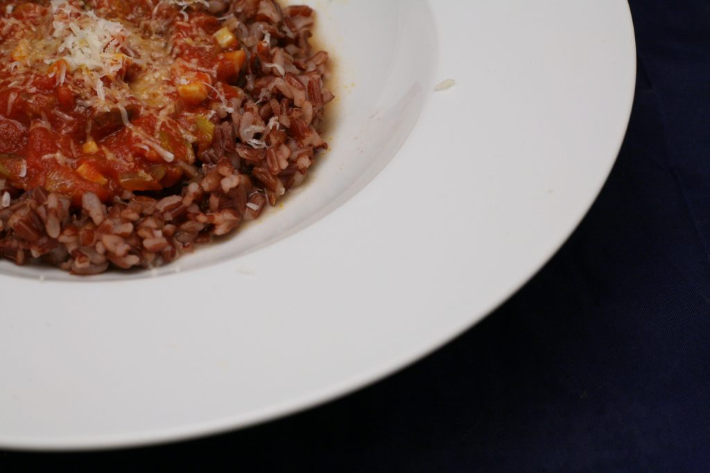 Roter Vollkorn-Reis mit Tomaten-Oliven-Sauce - Nudelheissundhos