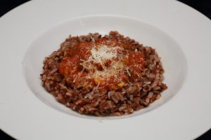 Roter Vollkorn-Reis mit Tomaten-Oliven-Sauce