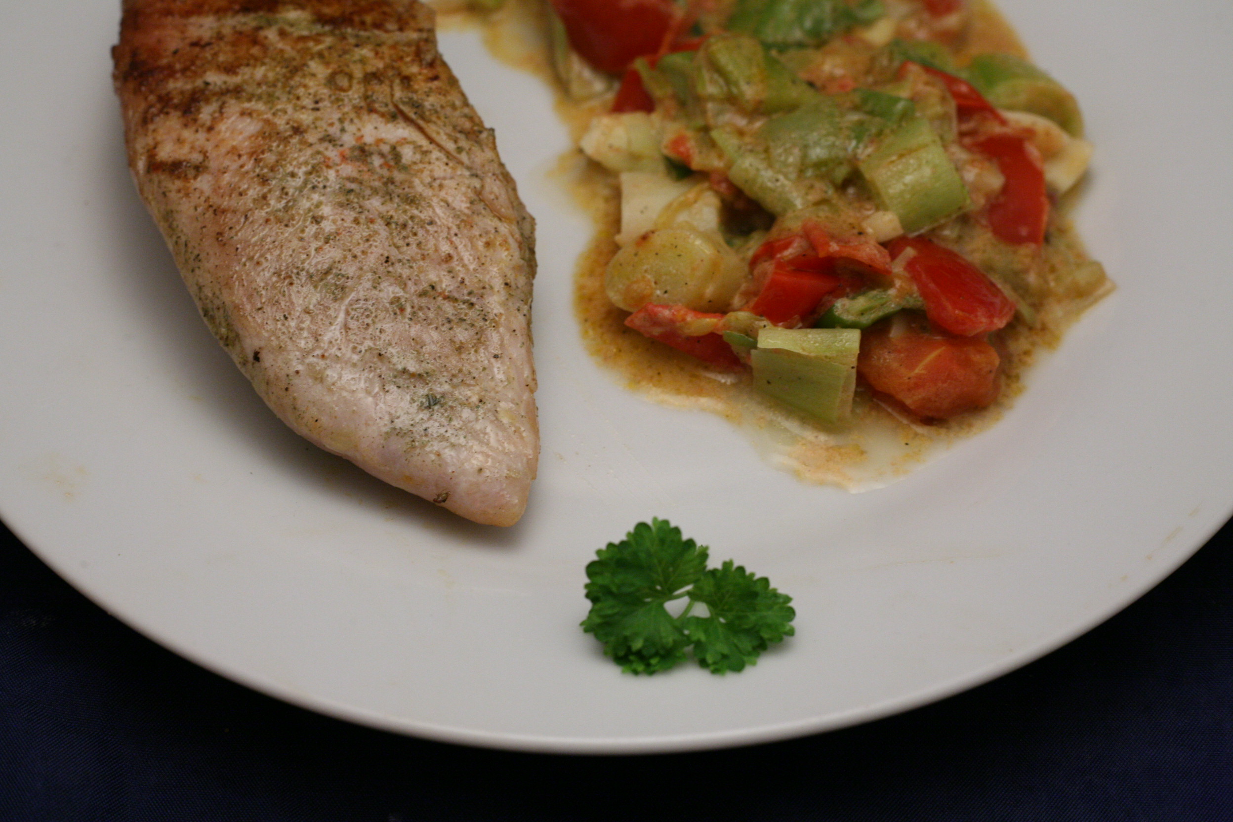 Putenfilet mit Lauch-Tomaten-Gemüse