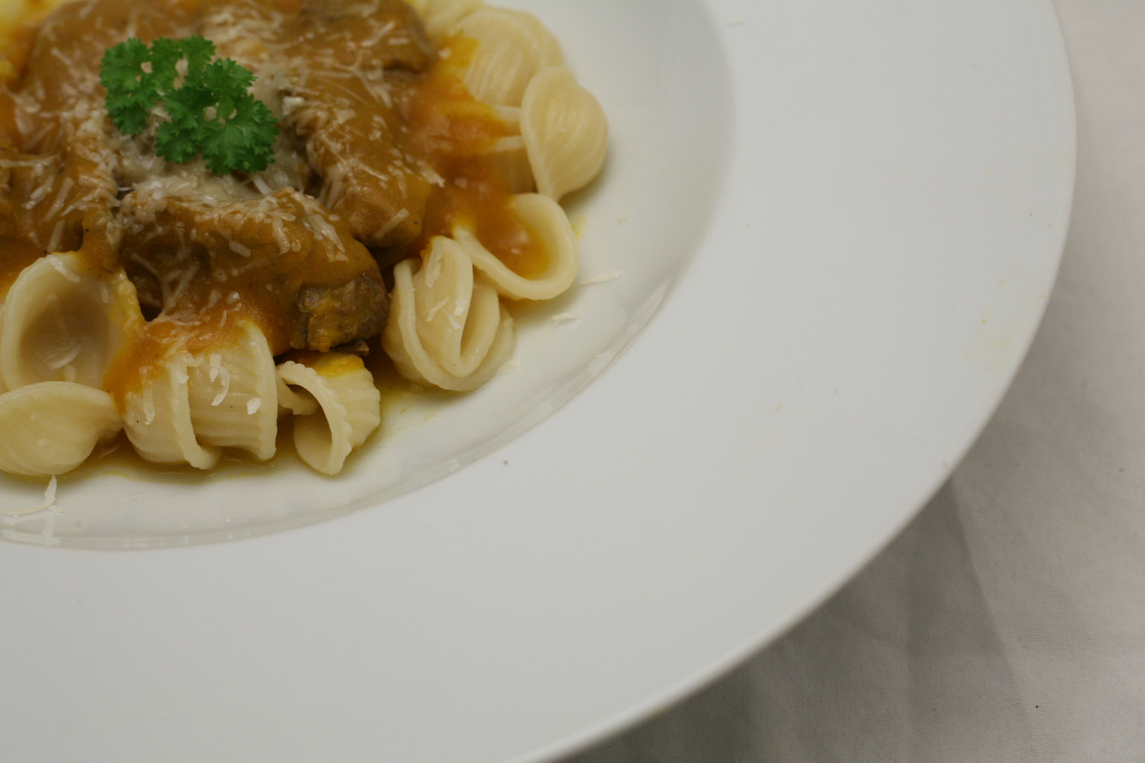 Pferde-Gulasch mit Kürbis-Wurzel-Sauce und Orecchiette