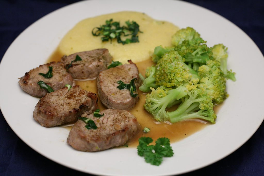 Schweinefilet in Cognac-Sauce mit Polenta und Brokkoli - Nudelheissundhos