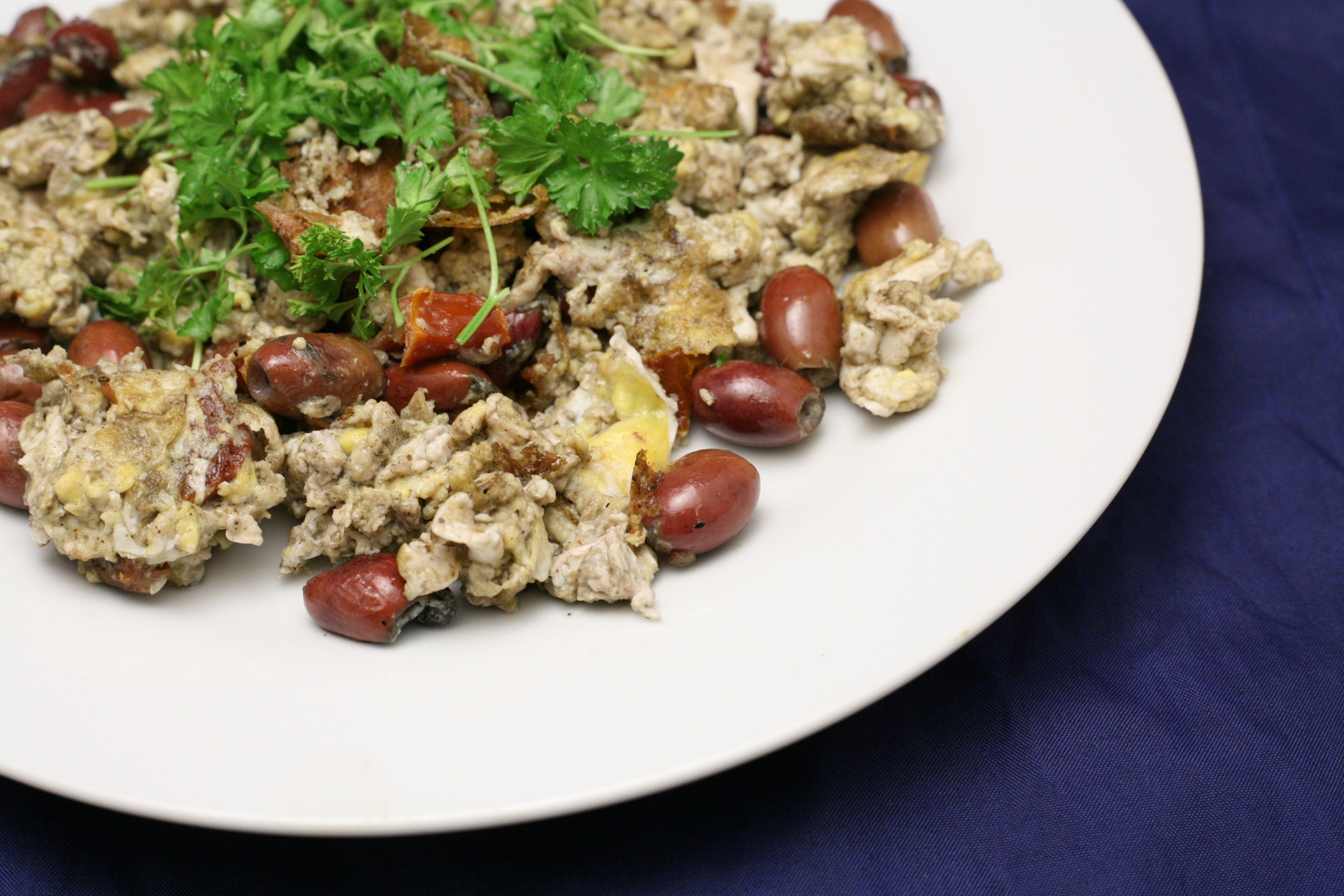 Eier mit Oliven und eingelegten Tomaten