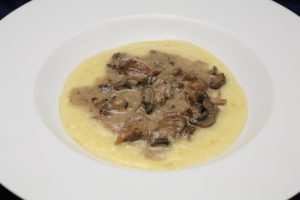 Puten-Pilz-Gulasch mit Weißwein-Sahne-Sauce und Polenta