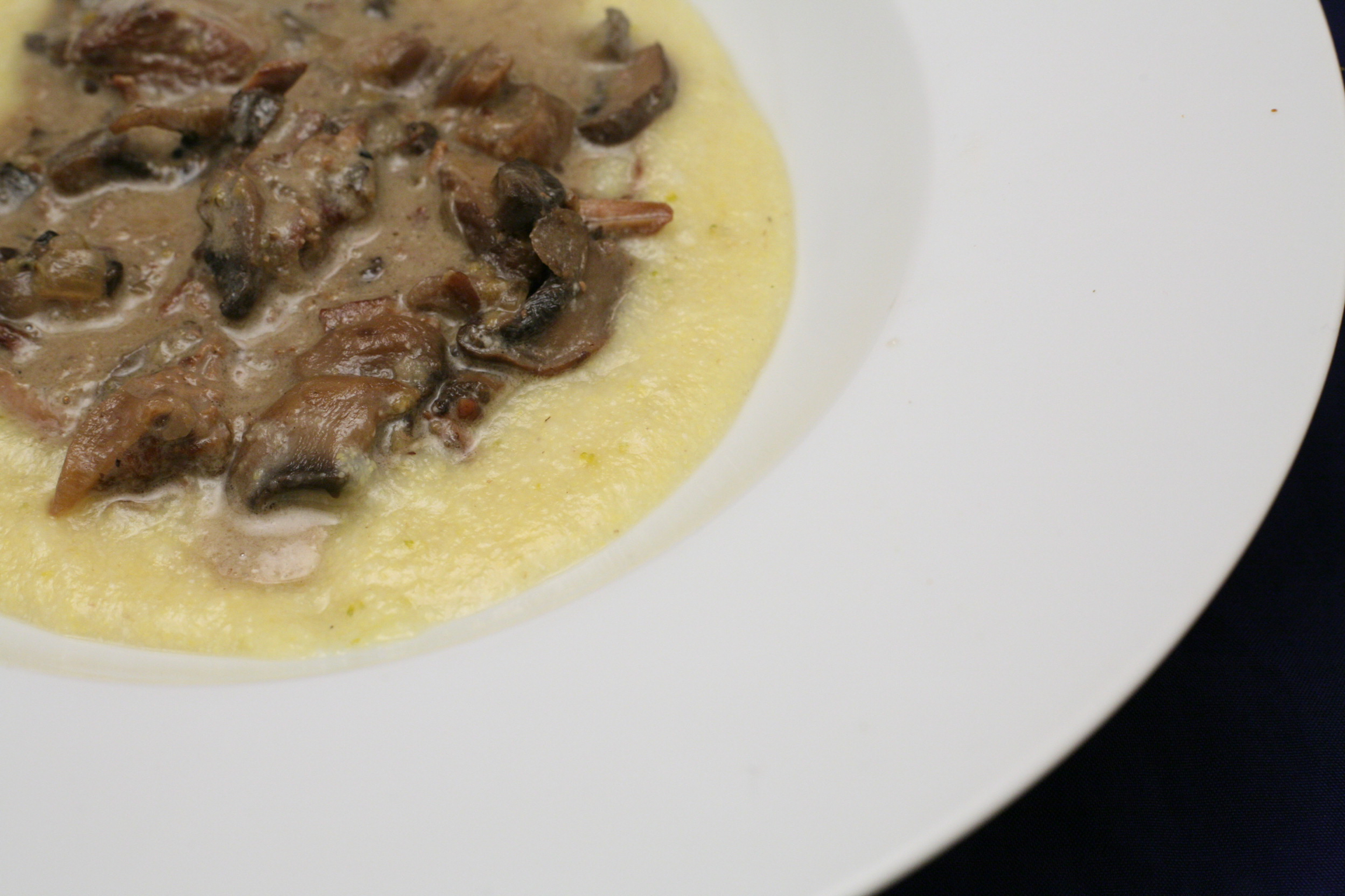 Puten-Pilz-Gulasch mit Weißwein-Sahne-Sauce und Polenta