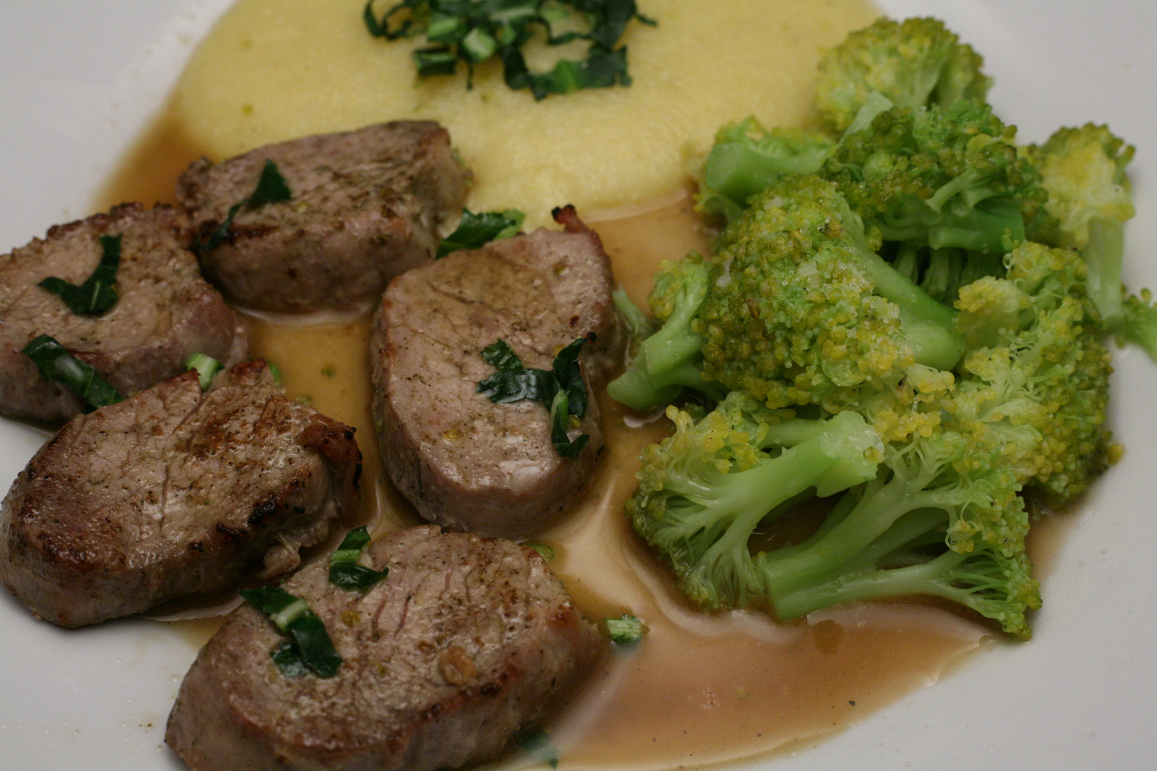 Schweinefilet in Cognac-Sauce mit Polenta und Brokkoli