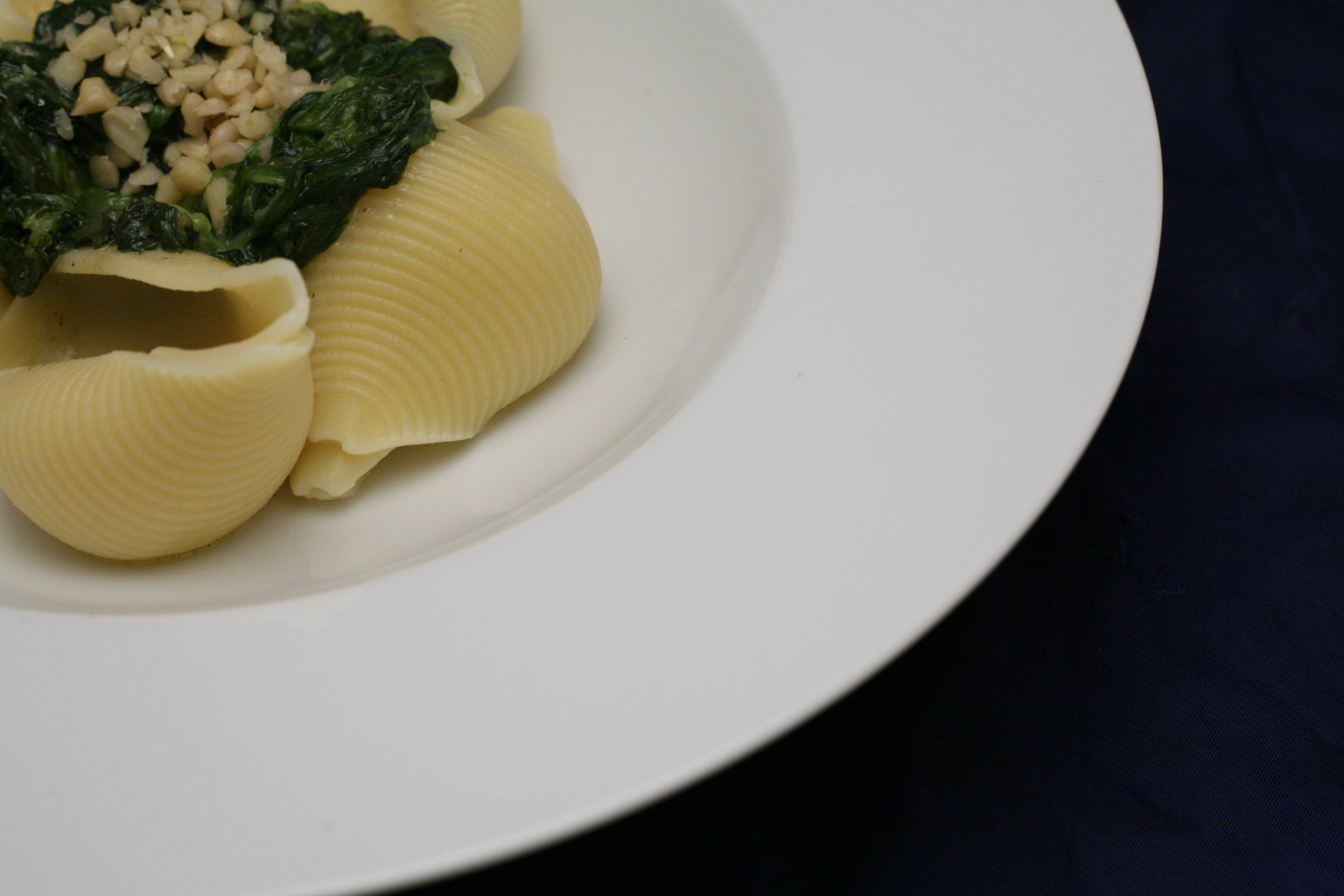 Conchiglioni mit gebratenem Feldsalat