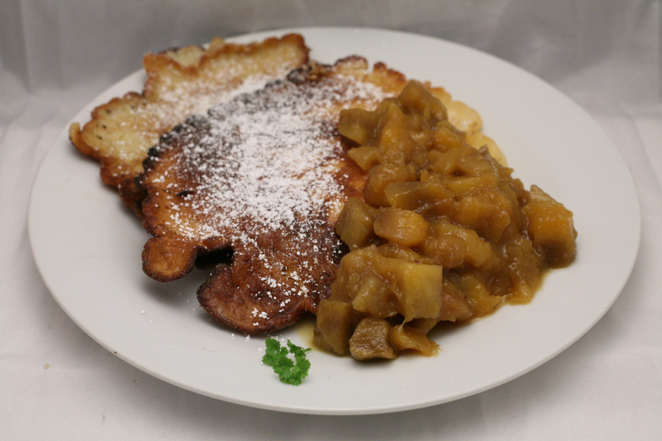 Süße Reis-Pfannkuchen mit Mango-Kompott