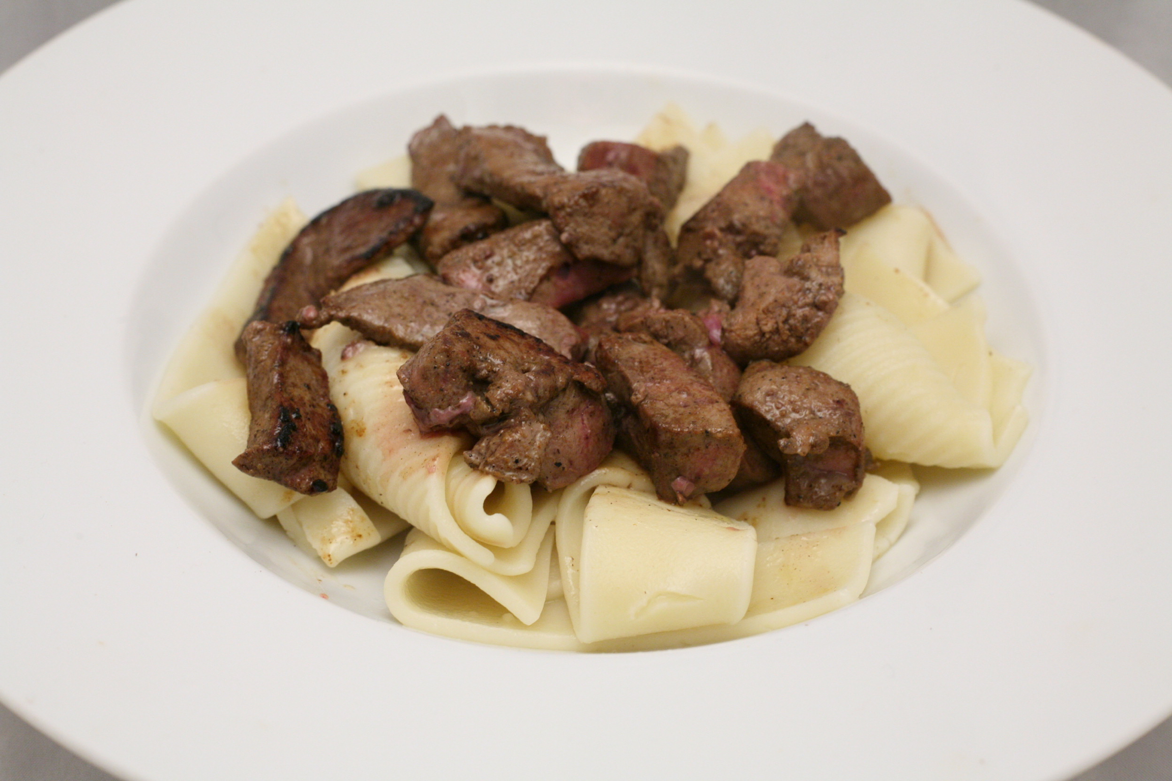 Gebratene Schweineleber mit Calamarati und Conchiglioni