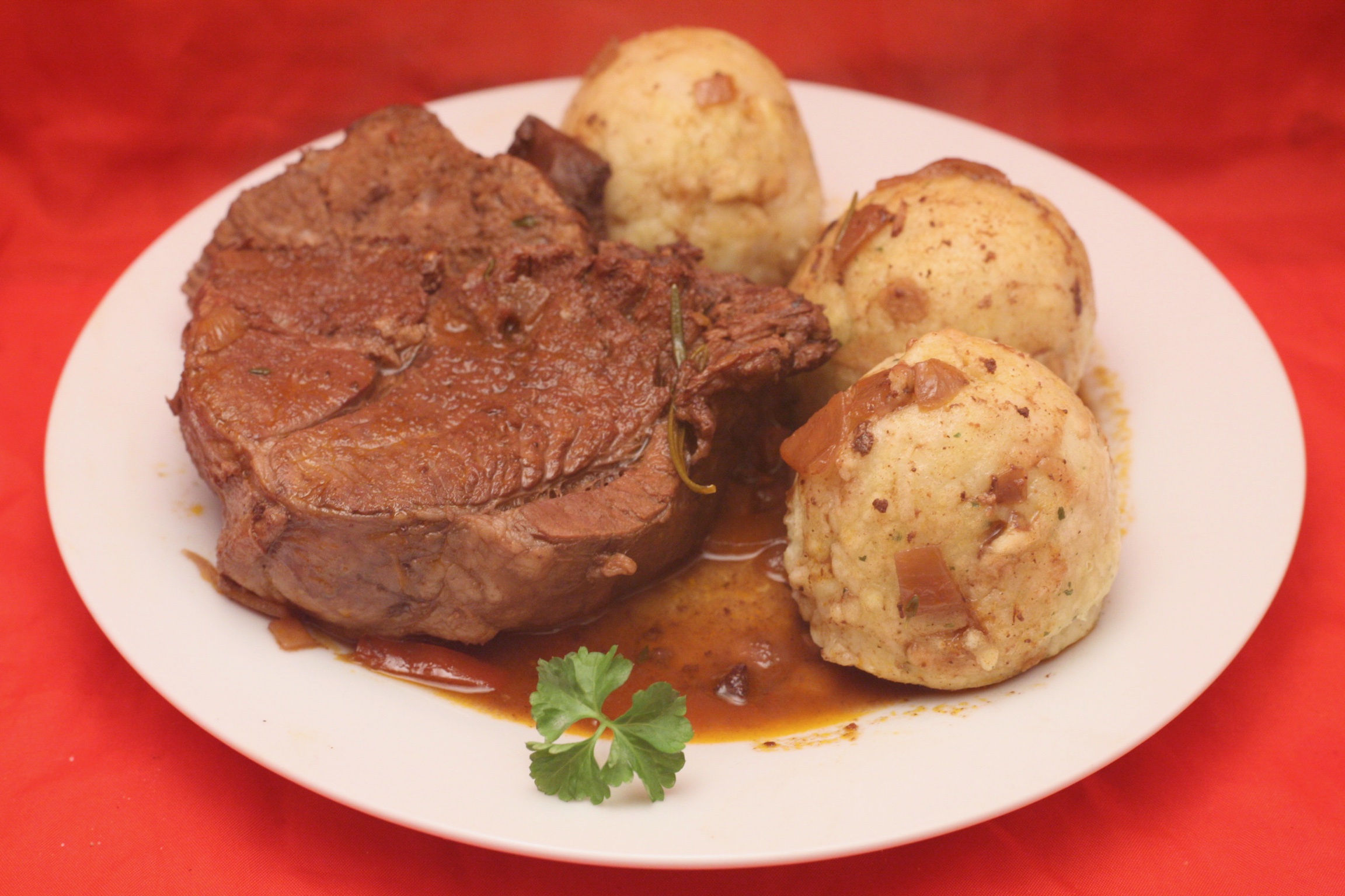 Lammkeule mit Semmelknödel in Rotwein-Sauce