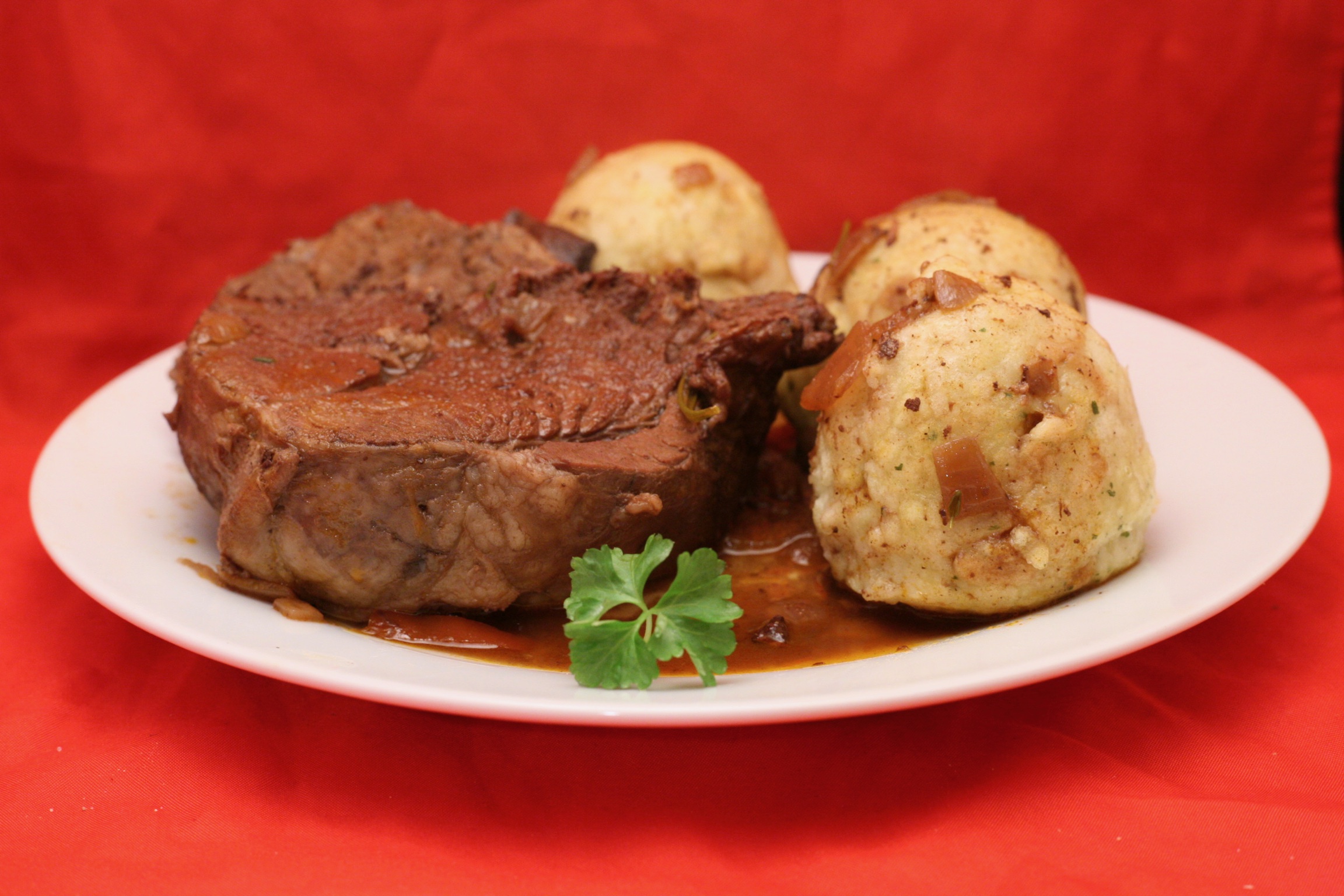 Lammkeule mit Semmelknödel in Rotwein-Sauce - Nudelheissundhos