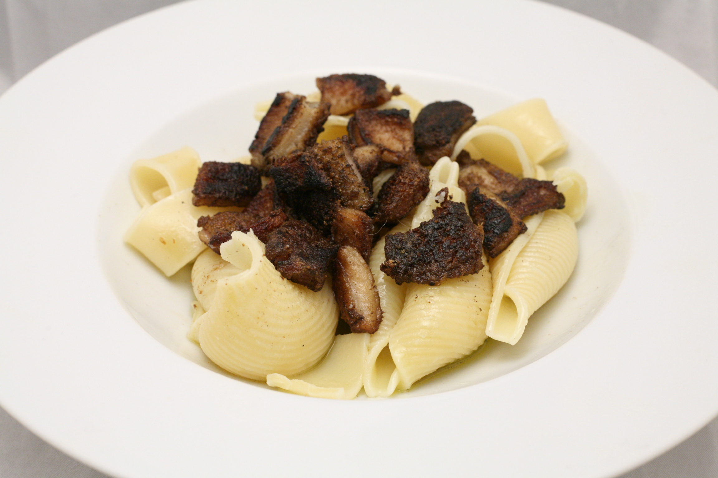 Gebratener Pansen mit Calamarati und Conchiglioni