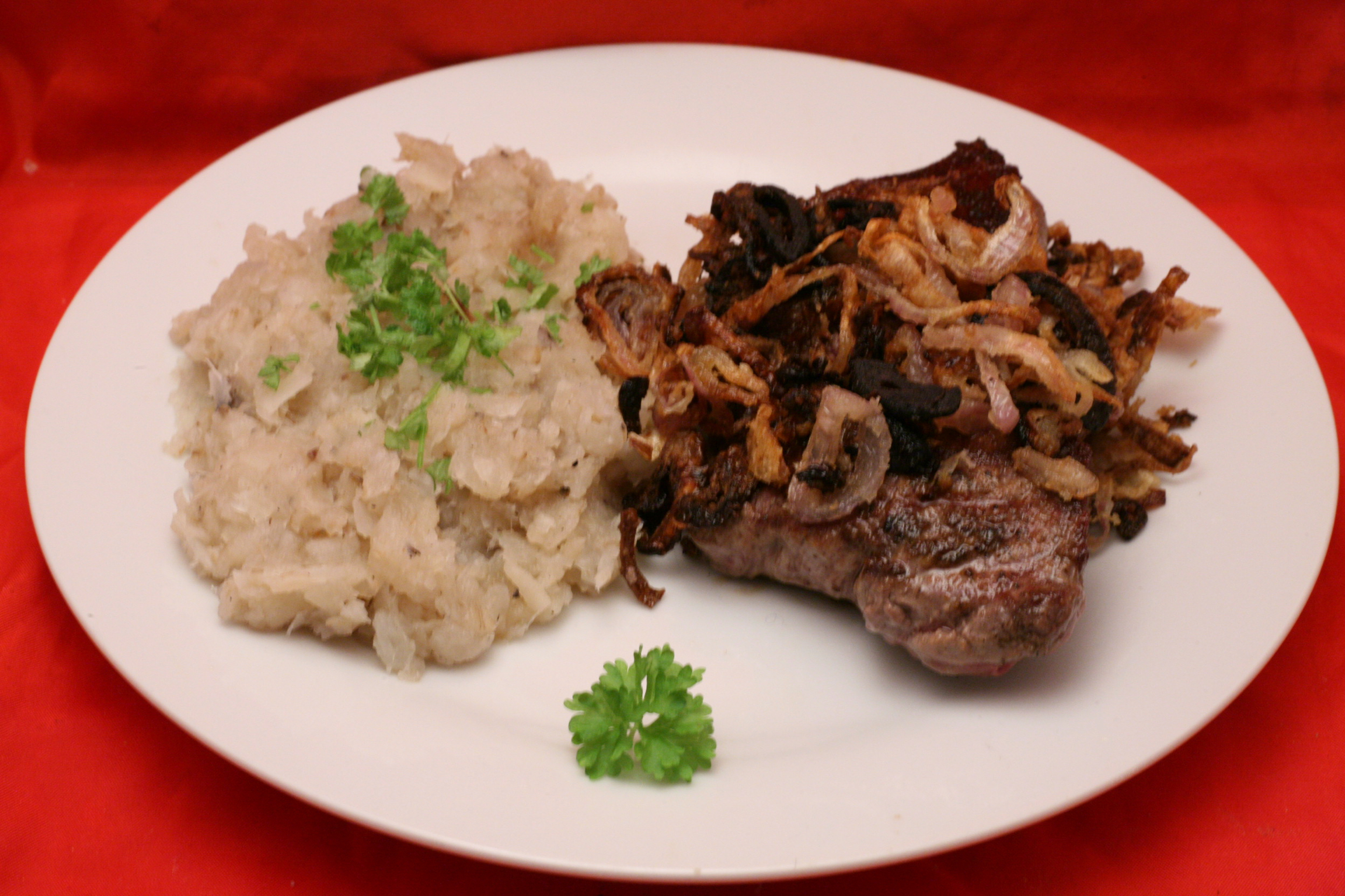 Rinder-Hüftsteak mit Röstzwiebeln und Schwarze-Wurzel-Stampf