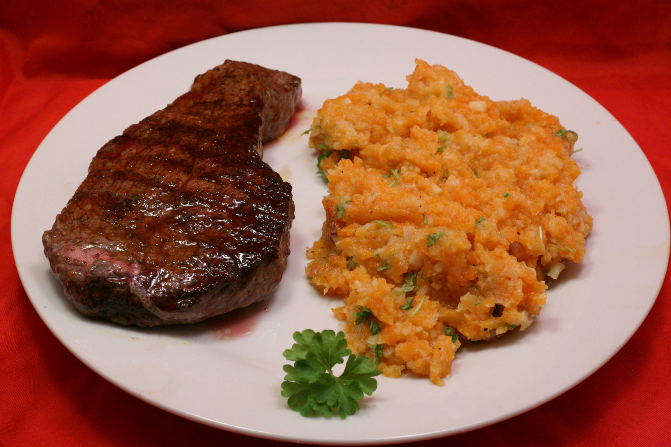 Rinder-Hüftsteak mit Wurzel-Pastinaken-Stampf