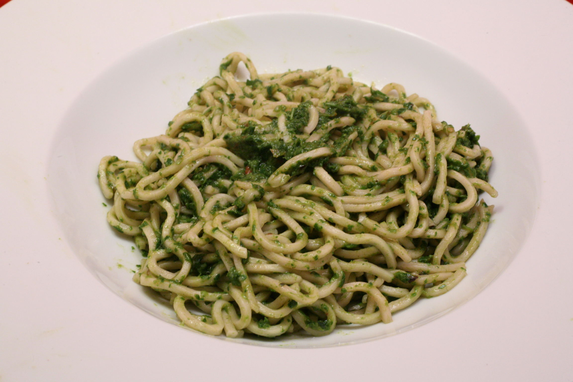 Mi-Nudeln mit Rucola-Tomaten-Pesto