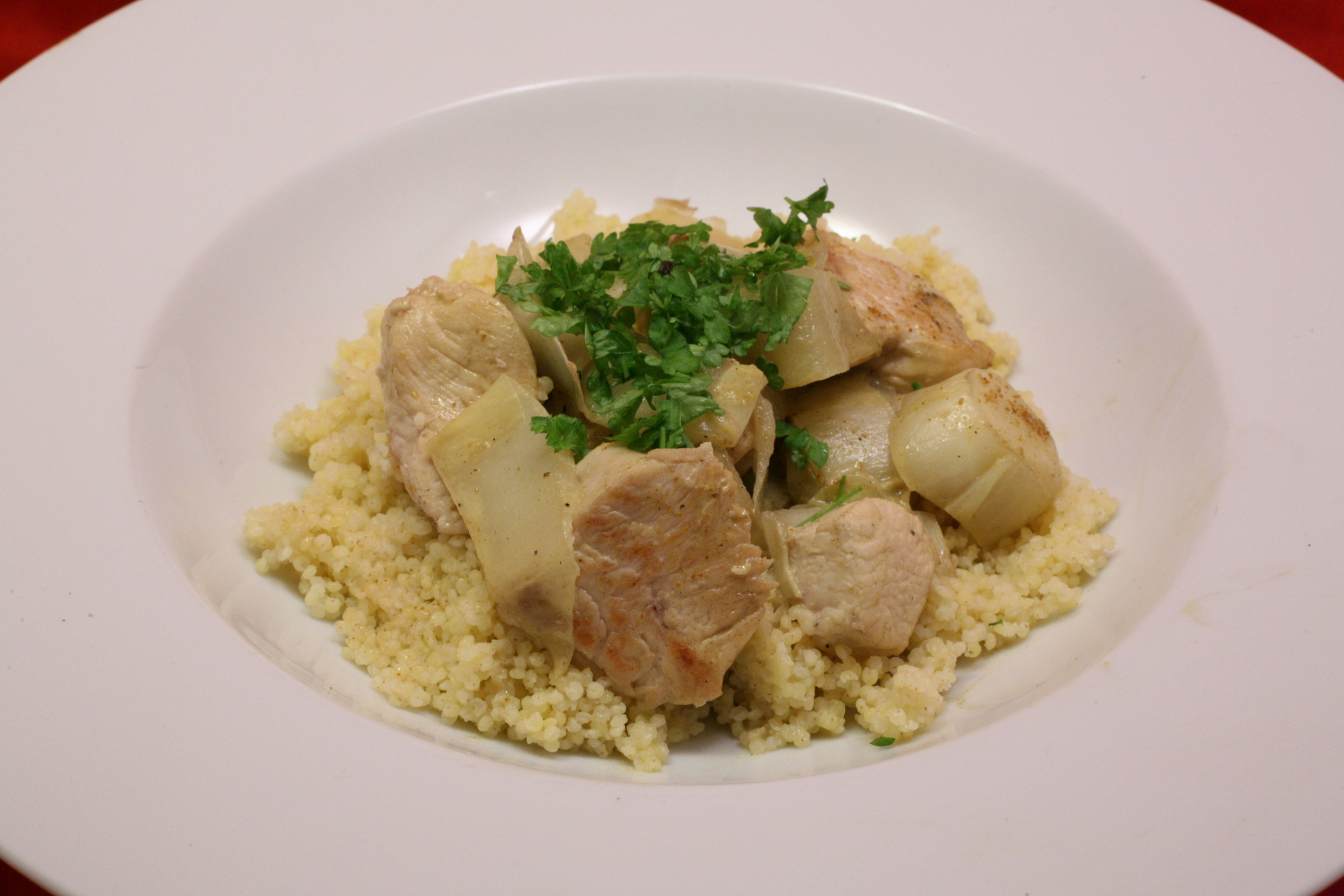 Hähnchenbrustfilet mit Chicorée in Curry-Sauce mit Hirse