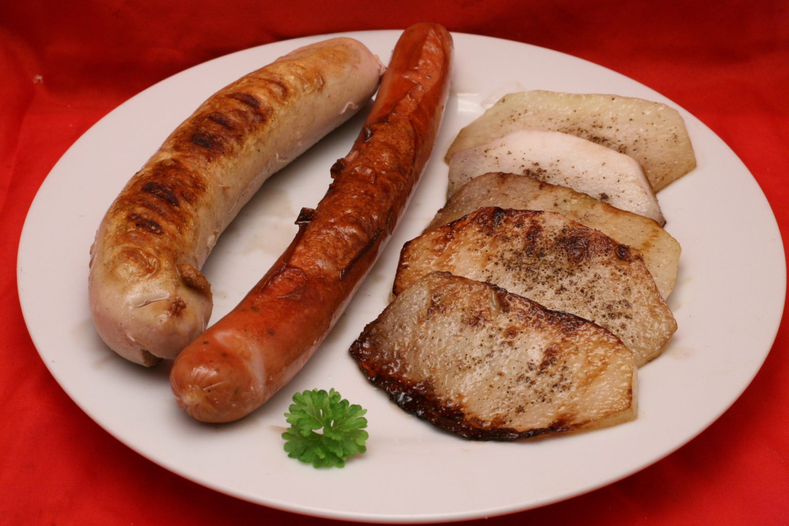 Zweierlei Wurst mit gegrilltem Kohlrabi - Nudelheissundhos
