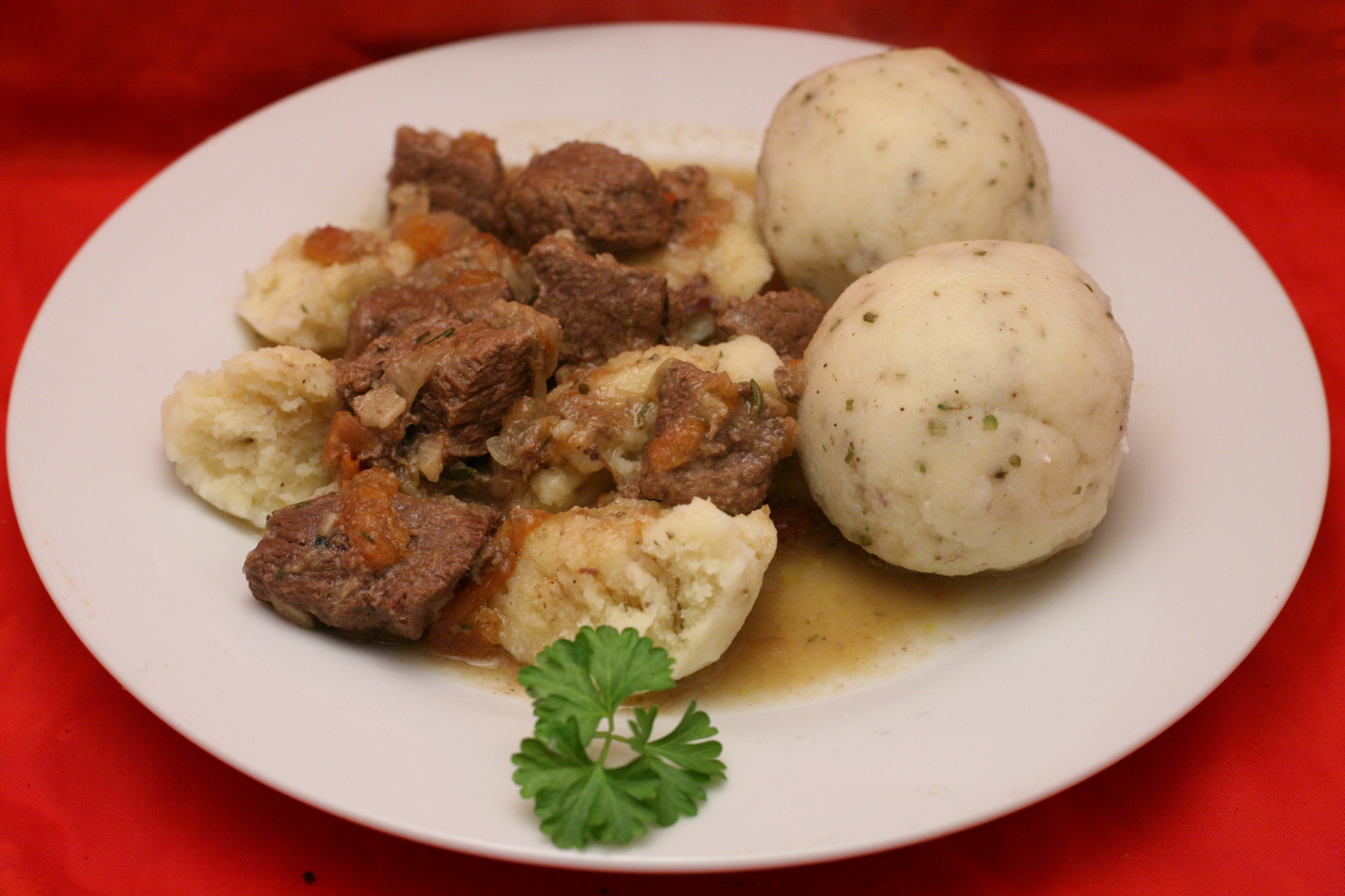 Bier-Gulasch mit Kartoffelklößen