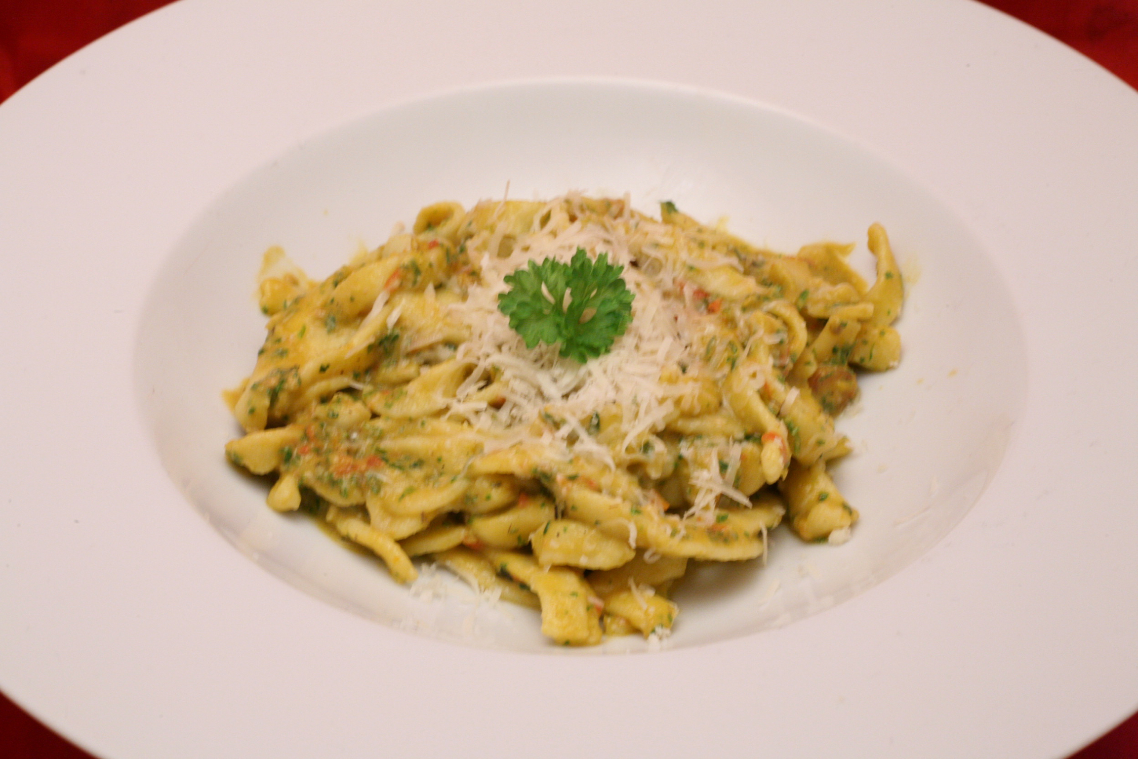 Frische Tagliatelle mit Tomaten-Kräuter-Pesto