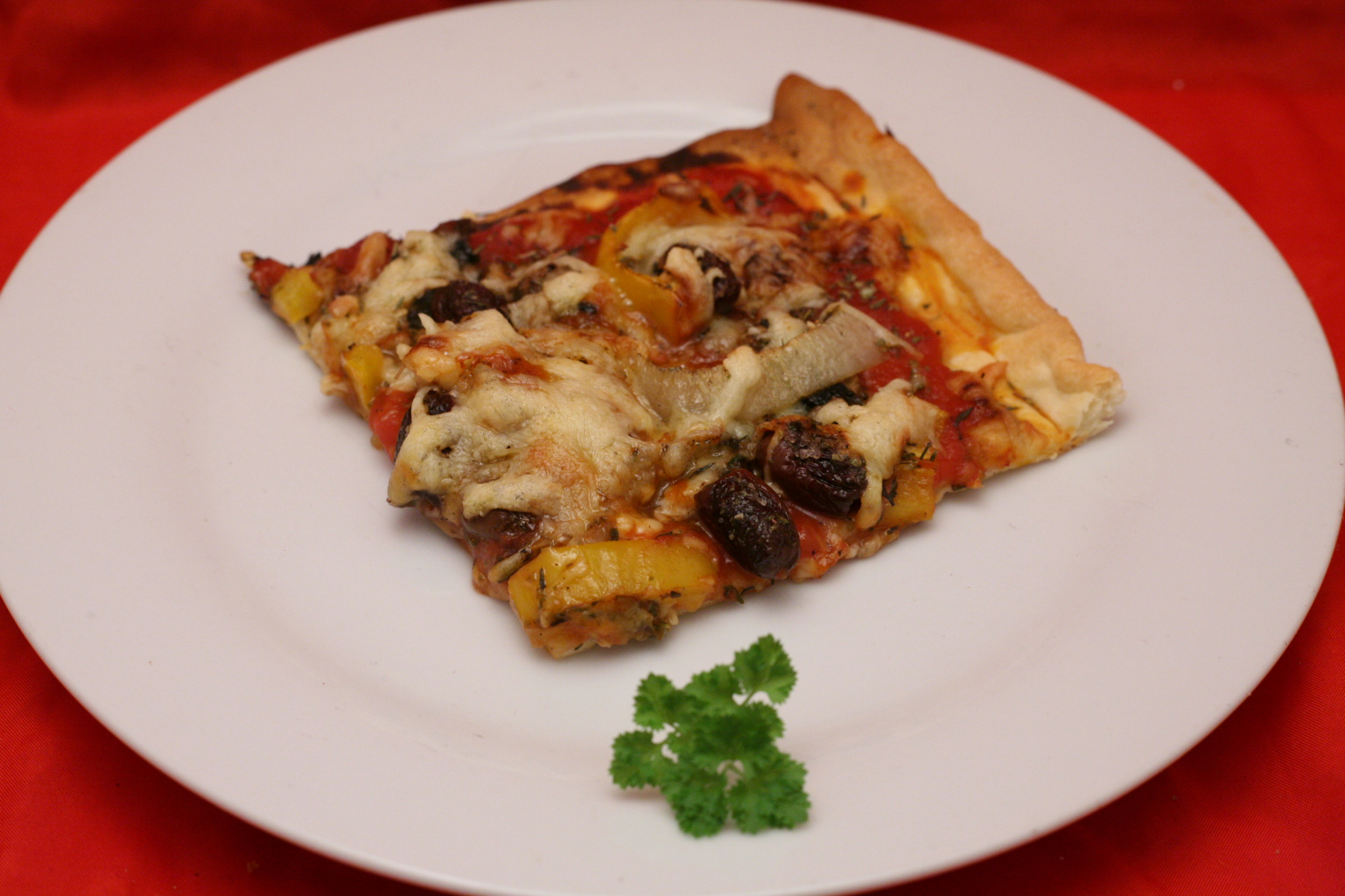 Pizza mit Champignons, Spitzpaprika und Oliven