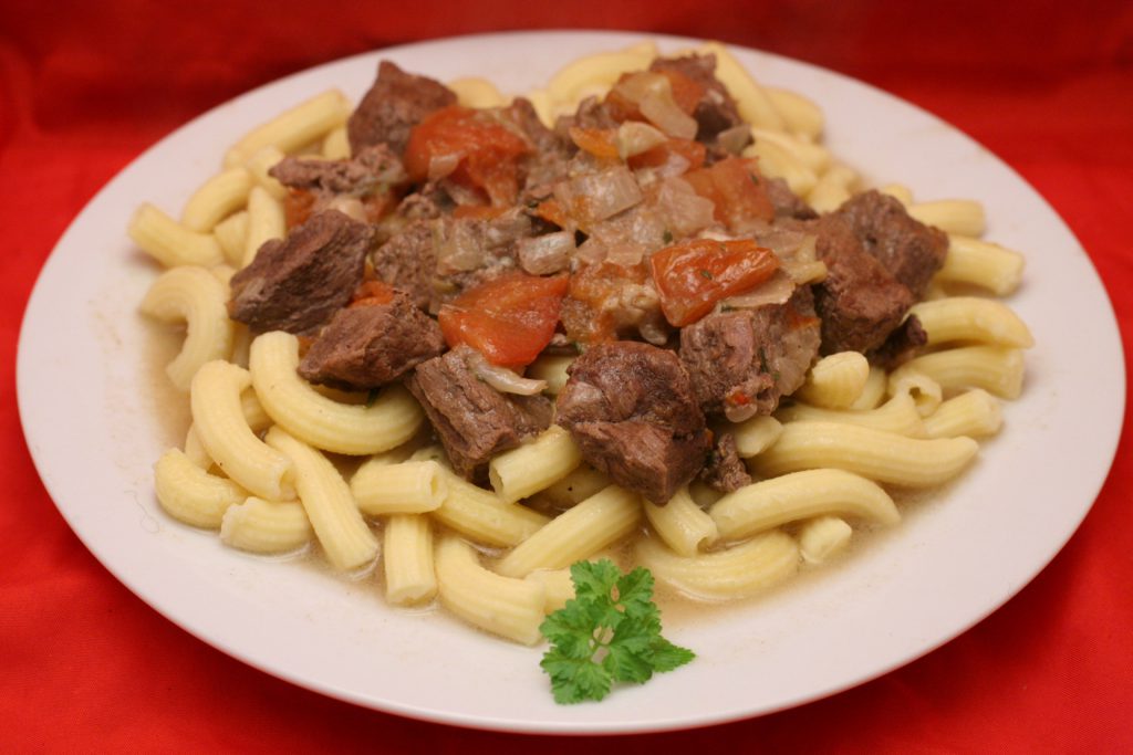 Bier-Gulasch mit frischer Penne - Nudelheissundhos