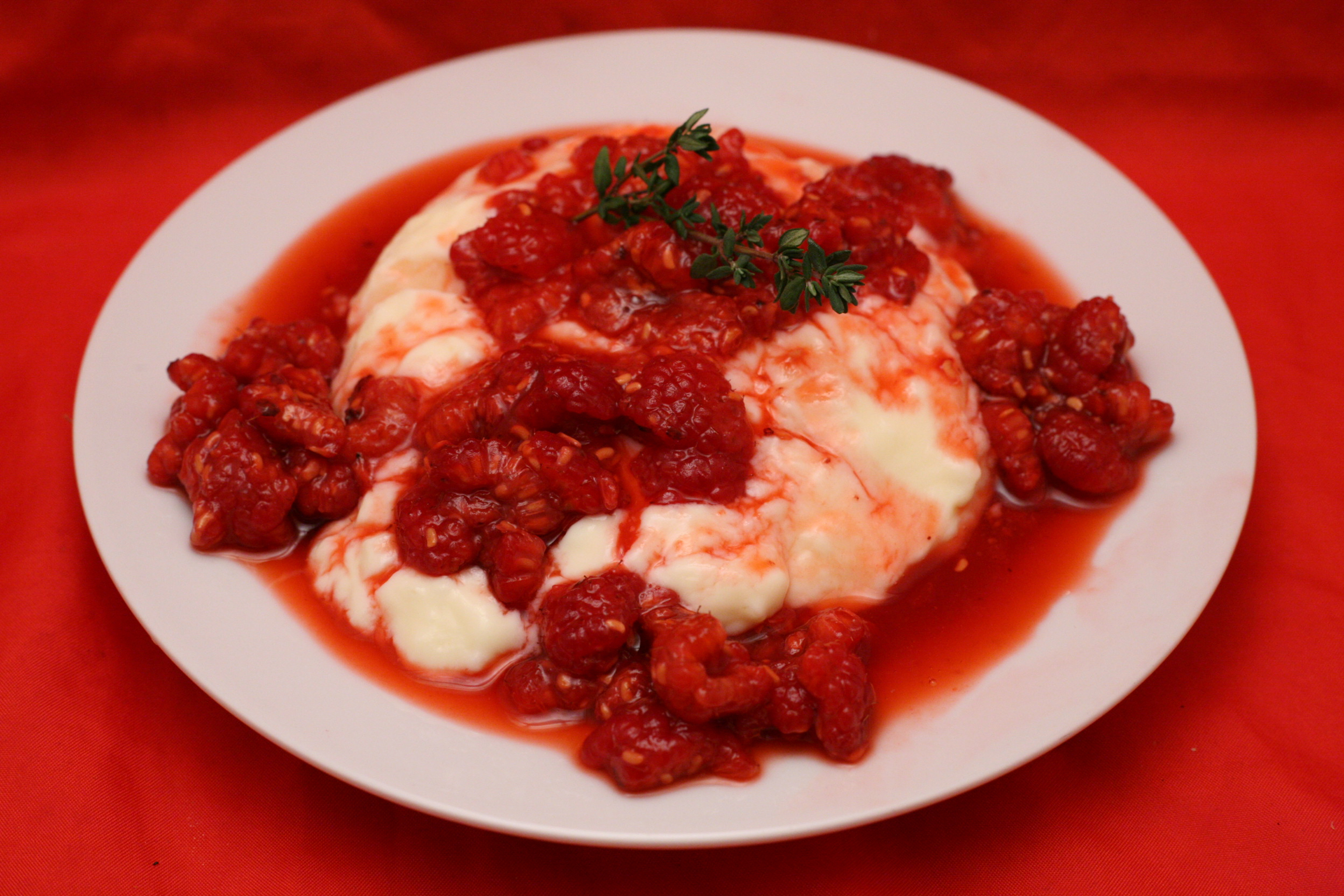 Pudding mit Himbeeren und Honig