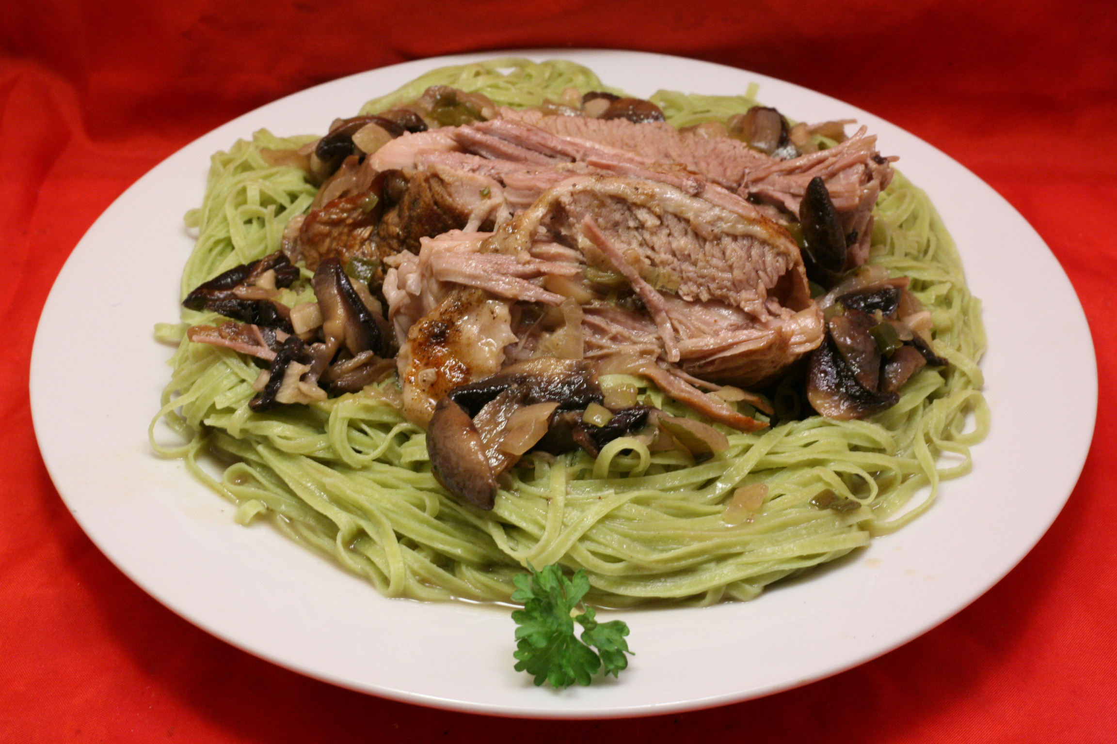 Putenbraten in Weißwein-Sauce mit Spinat-Tagliolini