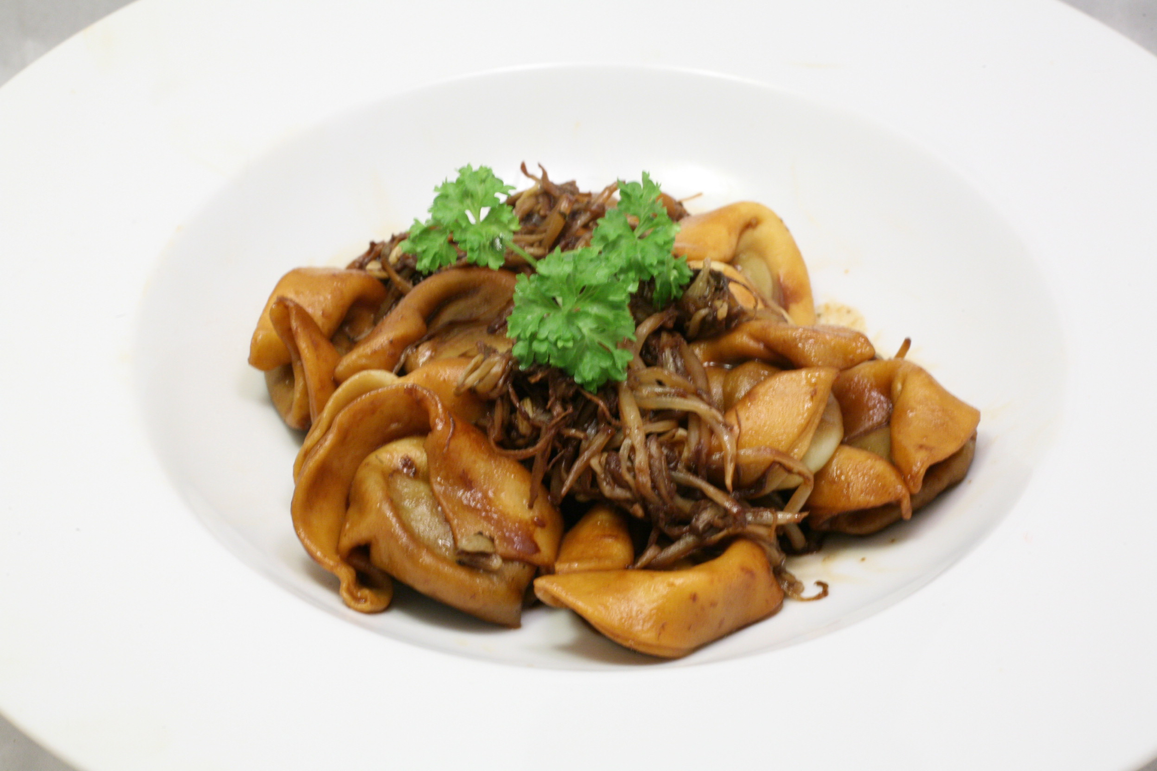 Frische Tortellini mit Mungobohnen-Keimlingen in Soja-Sauce