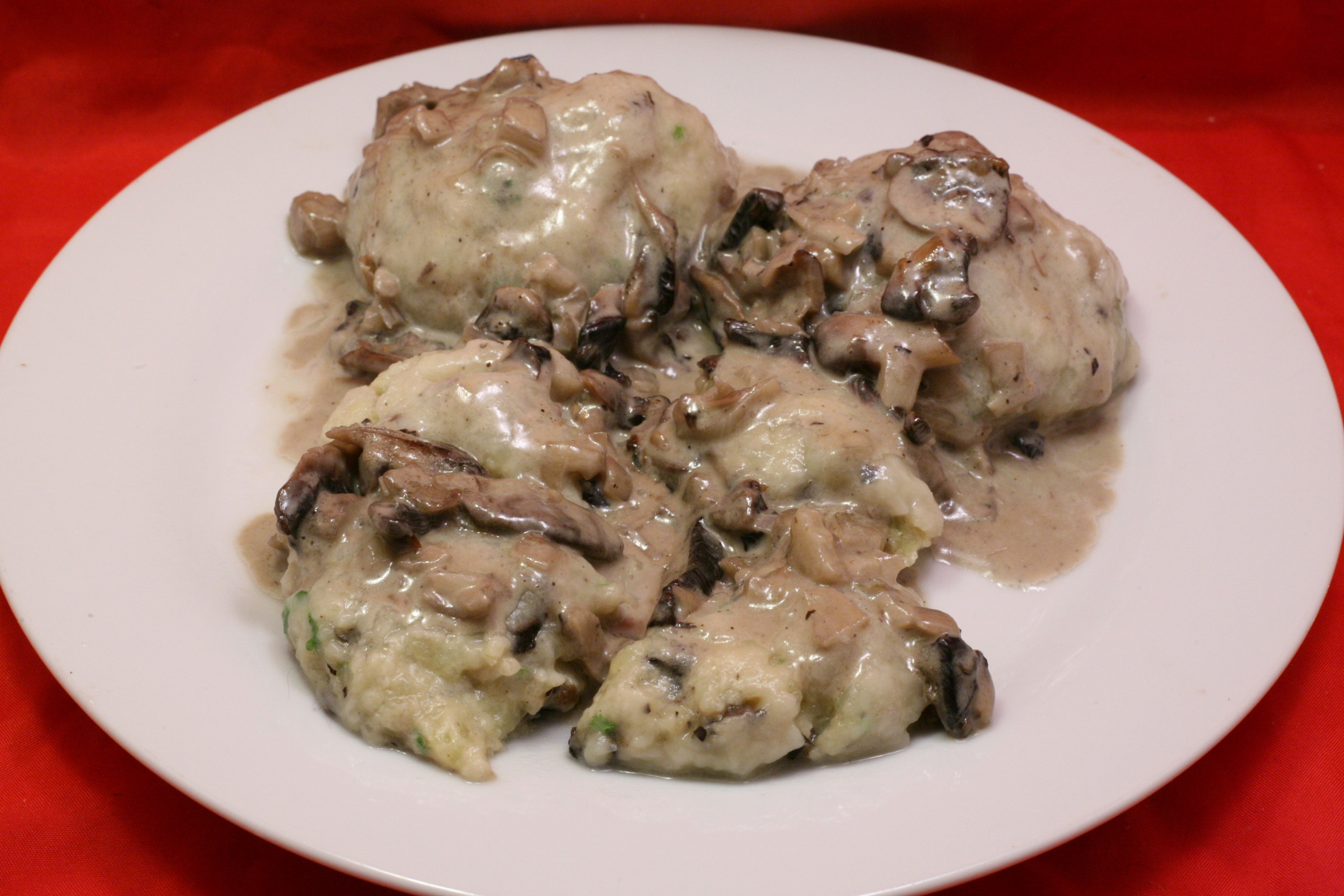 Champignon-Kartoffelklöße mit Champignon-Sahne-Sauce