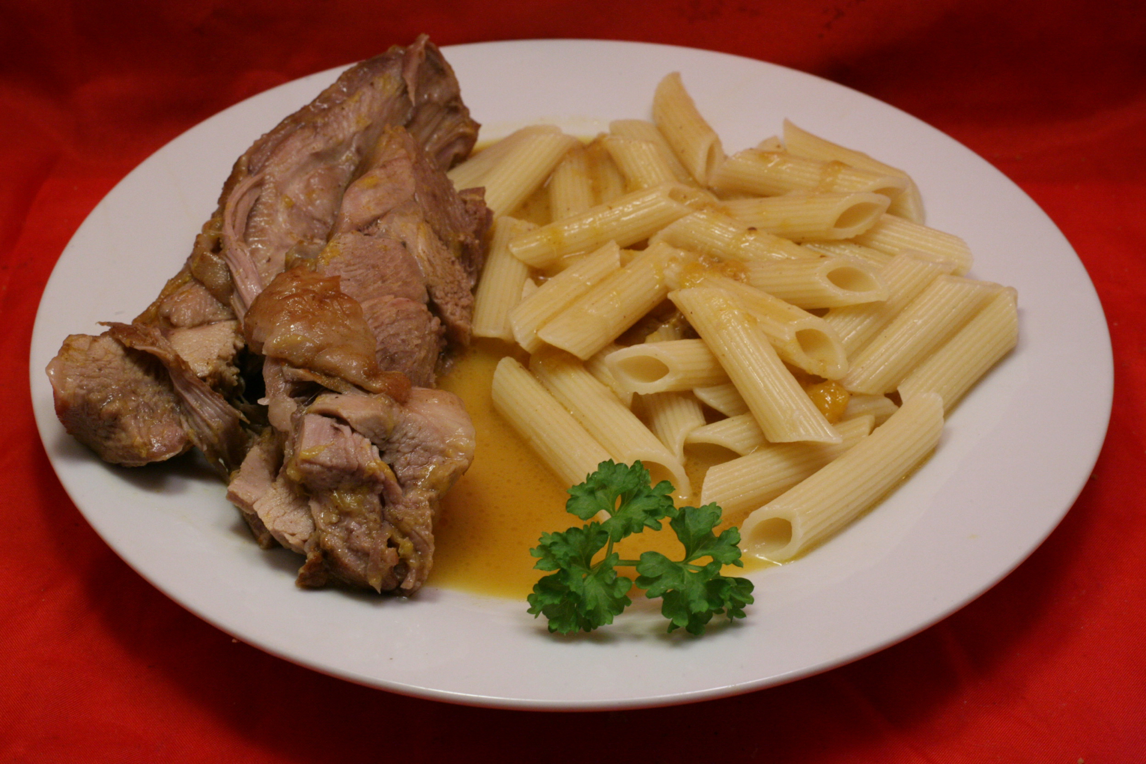 Putenoberkeule in Orangen-Sauce mit Penne Rigate