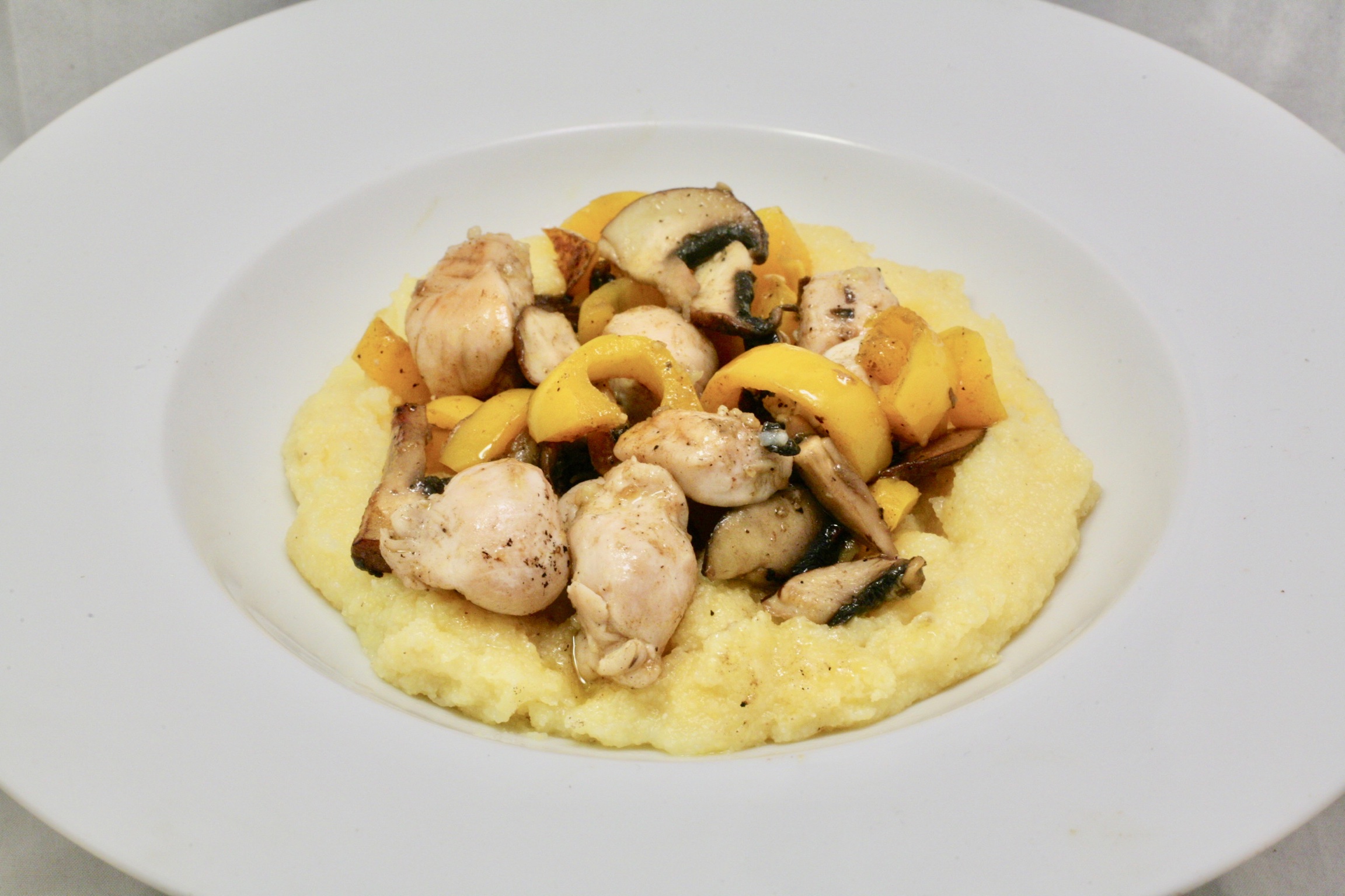 Puten-Ragout auf Polenta