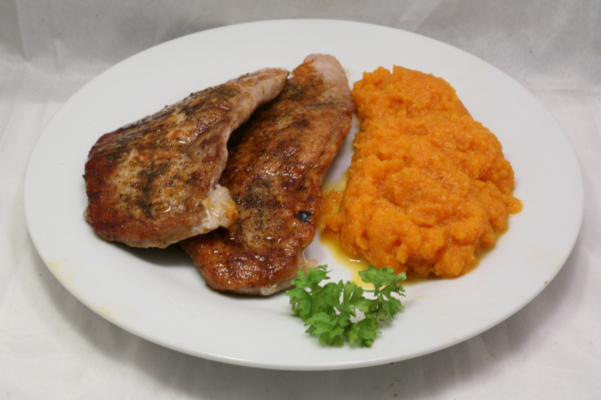 Schweineschnitzel mit Wurzel-Stampf