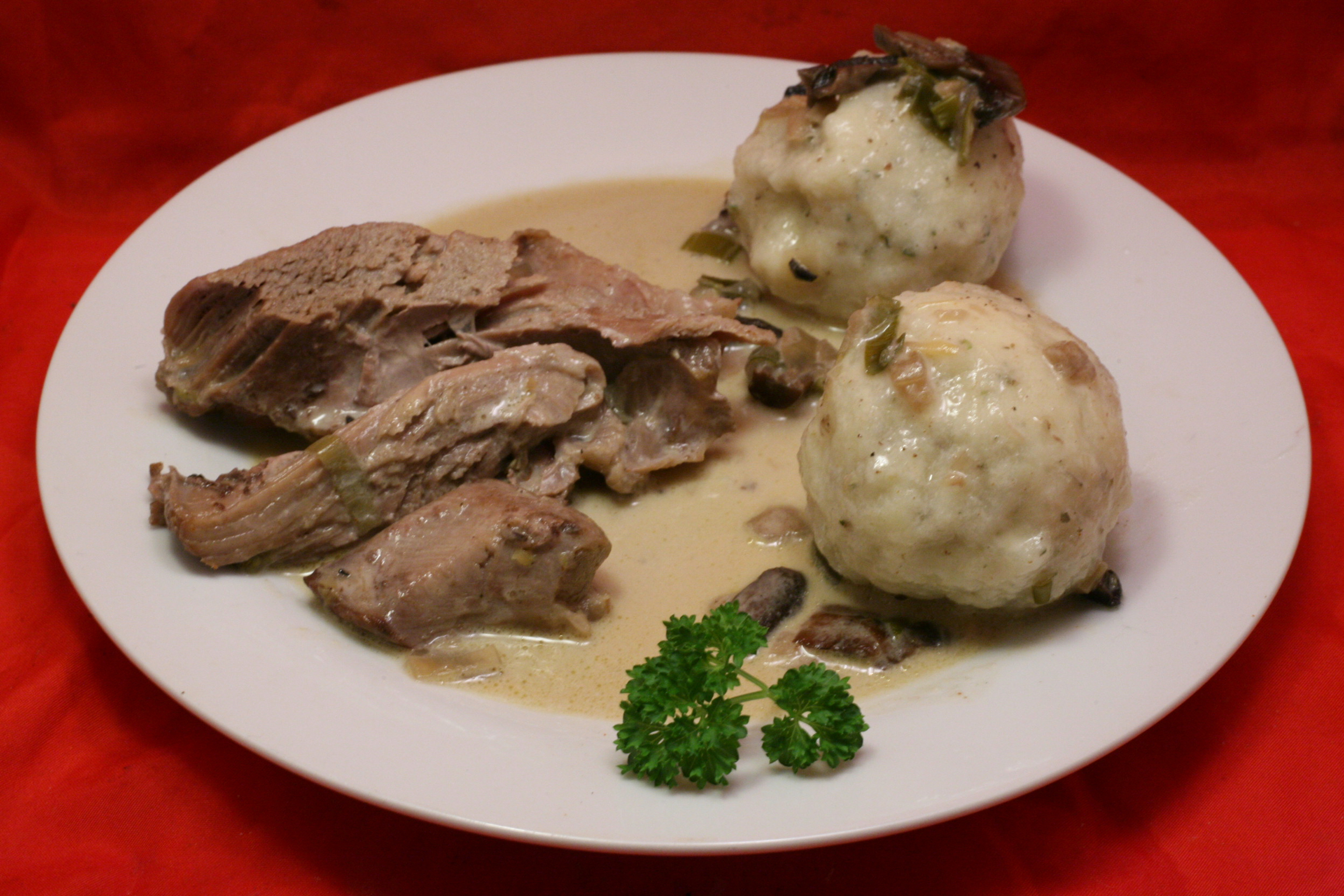 Putenbraten in Sahne-Sauce mit Kartoffelklößen