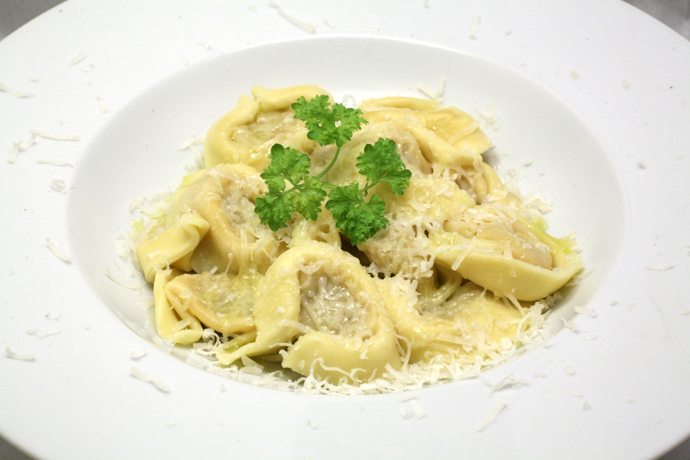 Frische Tortellini mit Olivenöl und Parmigiano Reggiano