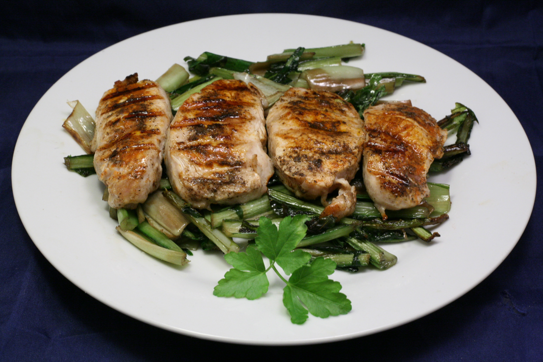 Puten-Steaks auf gebratenem Mangold-Bett