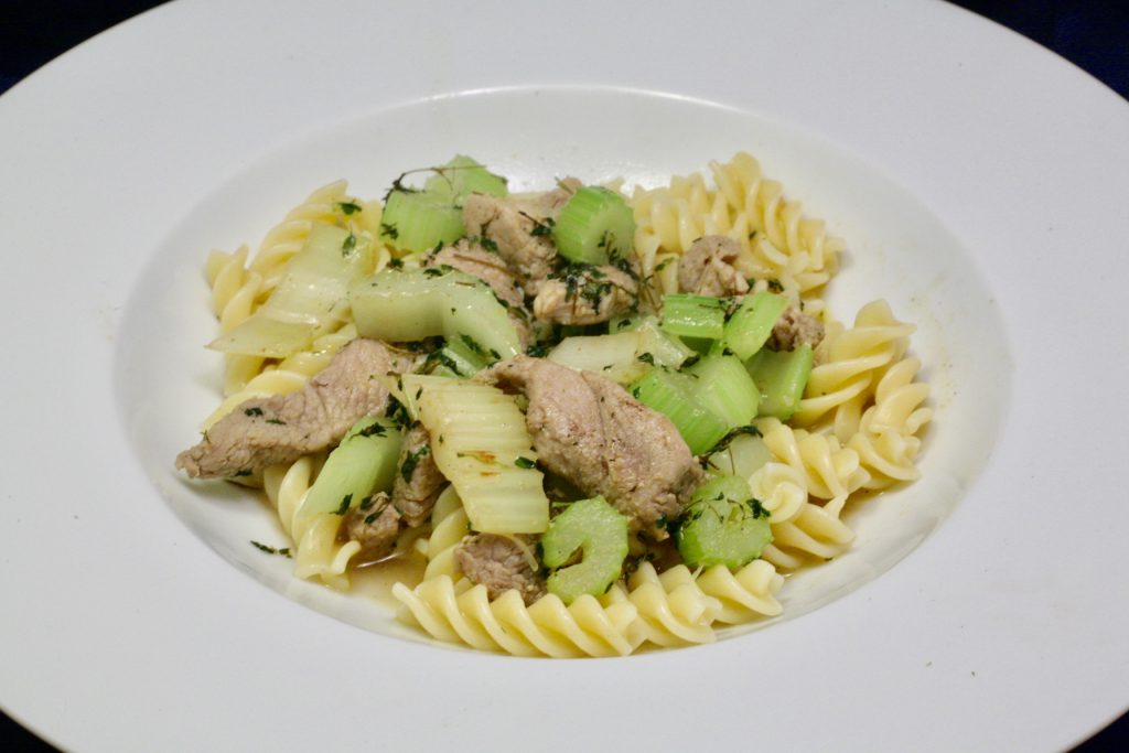Schweine-Geschnetzeltes mit Staudensellerie in Cognac-Thymian-Sauce auf ...