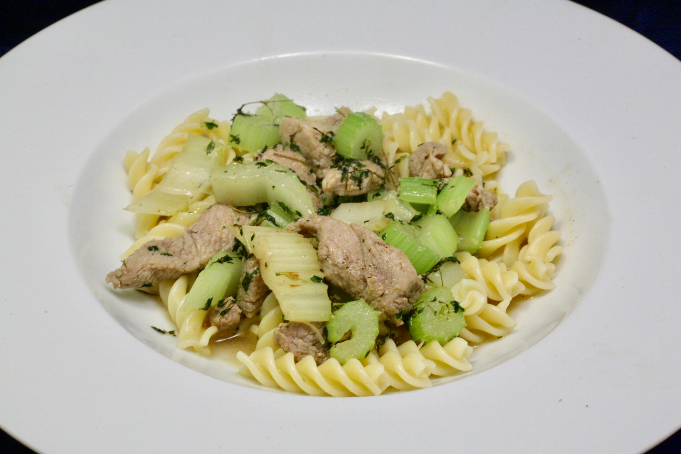 Schweine-Geschnetzeltes mit Staudensellerie in Cognac-Thymian-Sauce auf Fusilli