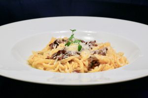 Frische, rote Capellini mit Oliven, Olivenöl und Parmigiano Reggiano