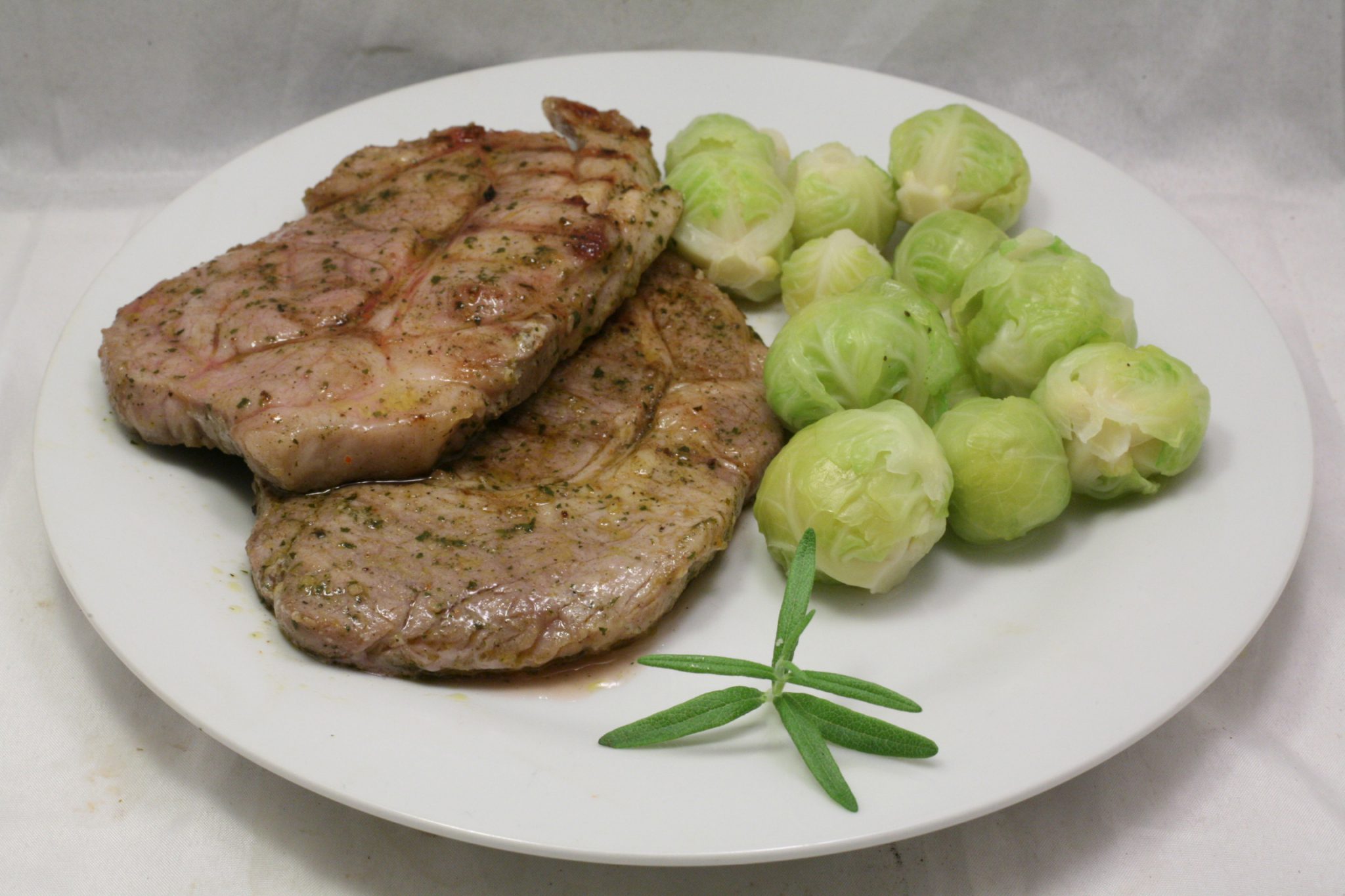 Nackensteaks mit Rosenkohl - Nudelheissundhos