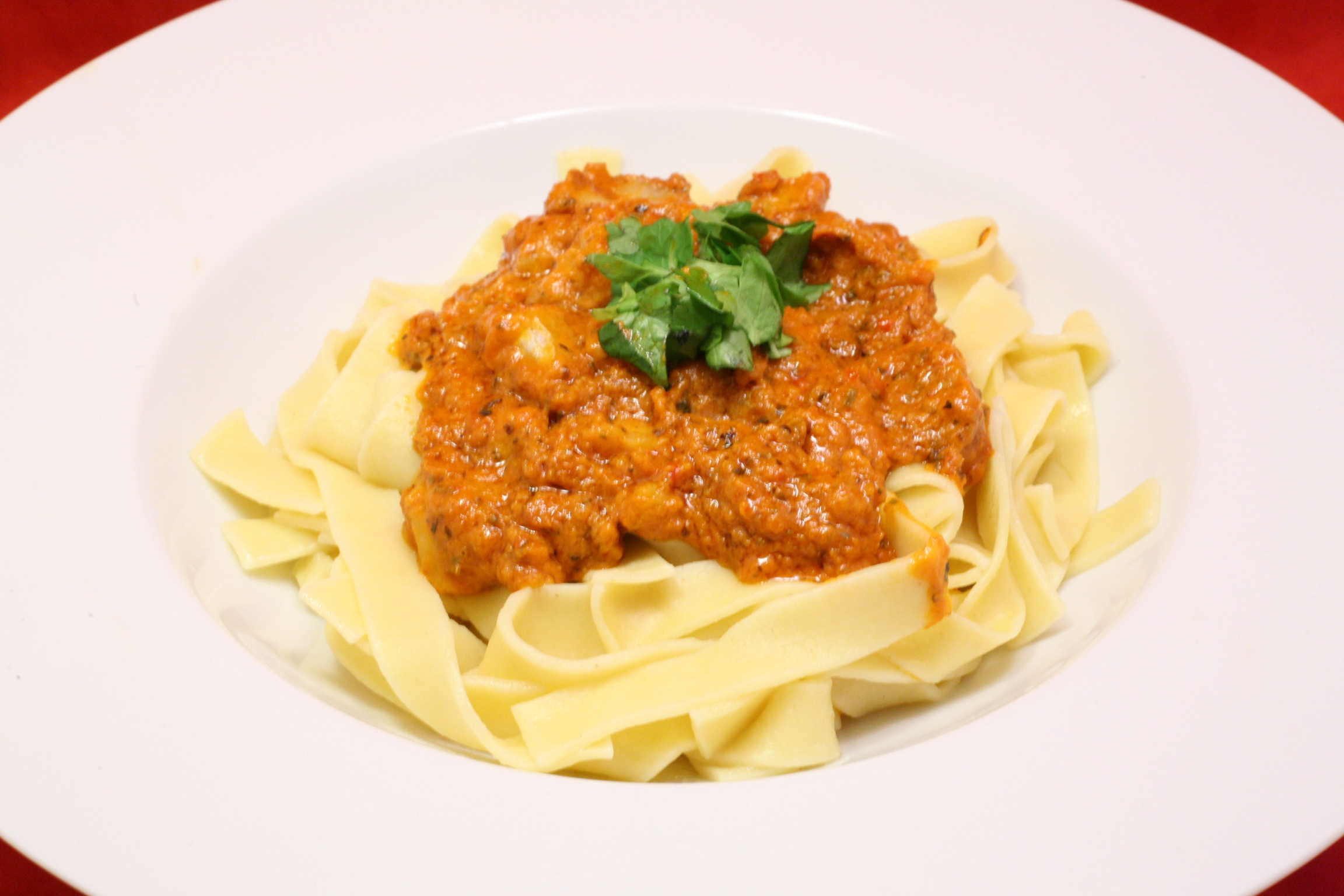 Rotbarsch-Filet in Tomaten-Sauce mit Bandnudeln