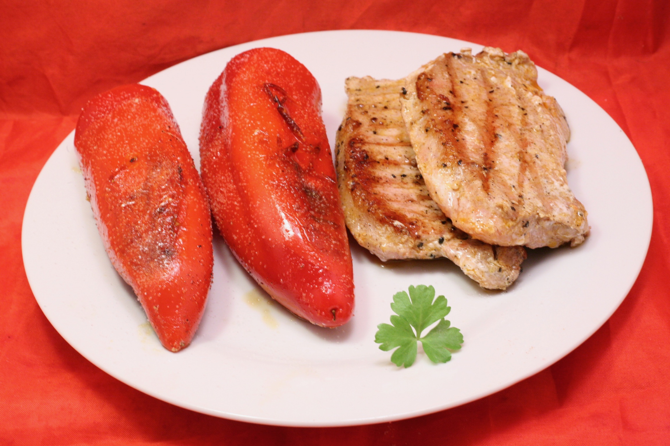 Gegrillte Schweine-Steaks mit gegrillten Spitz-Paprika