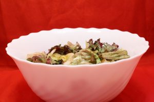 Salat mit Lollo rosso, Chicorée und Lauchzwiebel