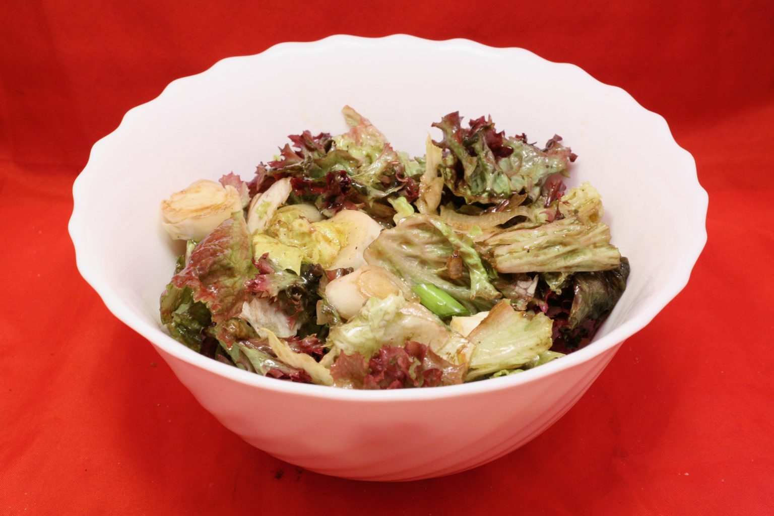 Salat mit Lollo rosso, Chicorée und Lauchzwiebel - Nudelheissundhos