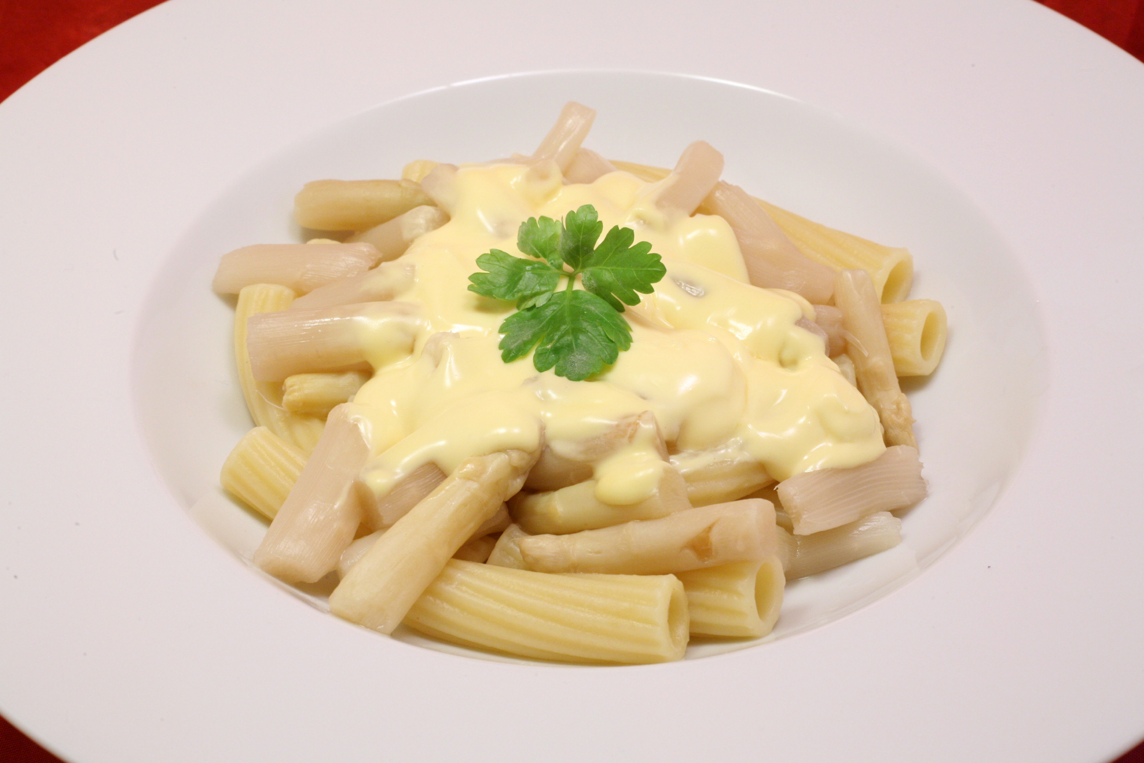 Tortiglioni mit Spargel und Sauce Hollandaise