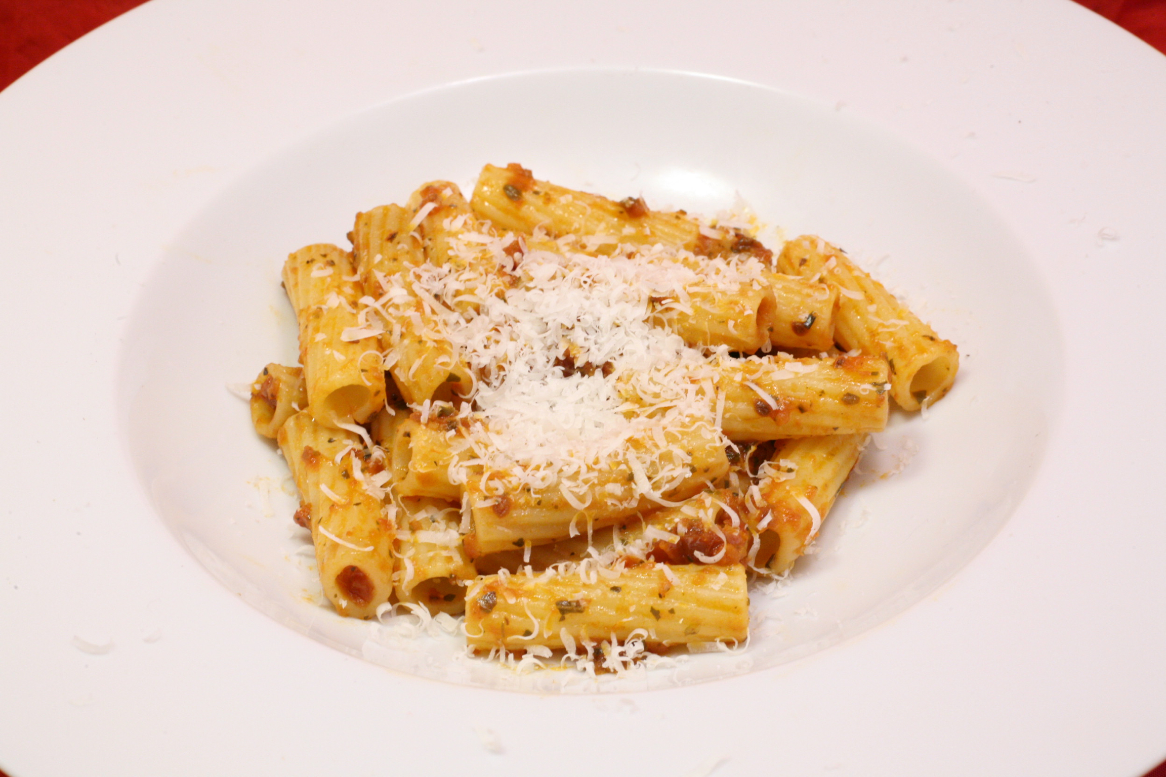 Tortiglioni mit Tomaten-Pesto