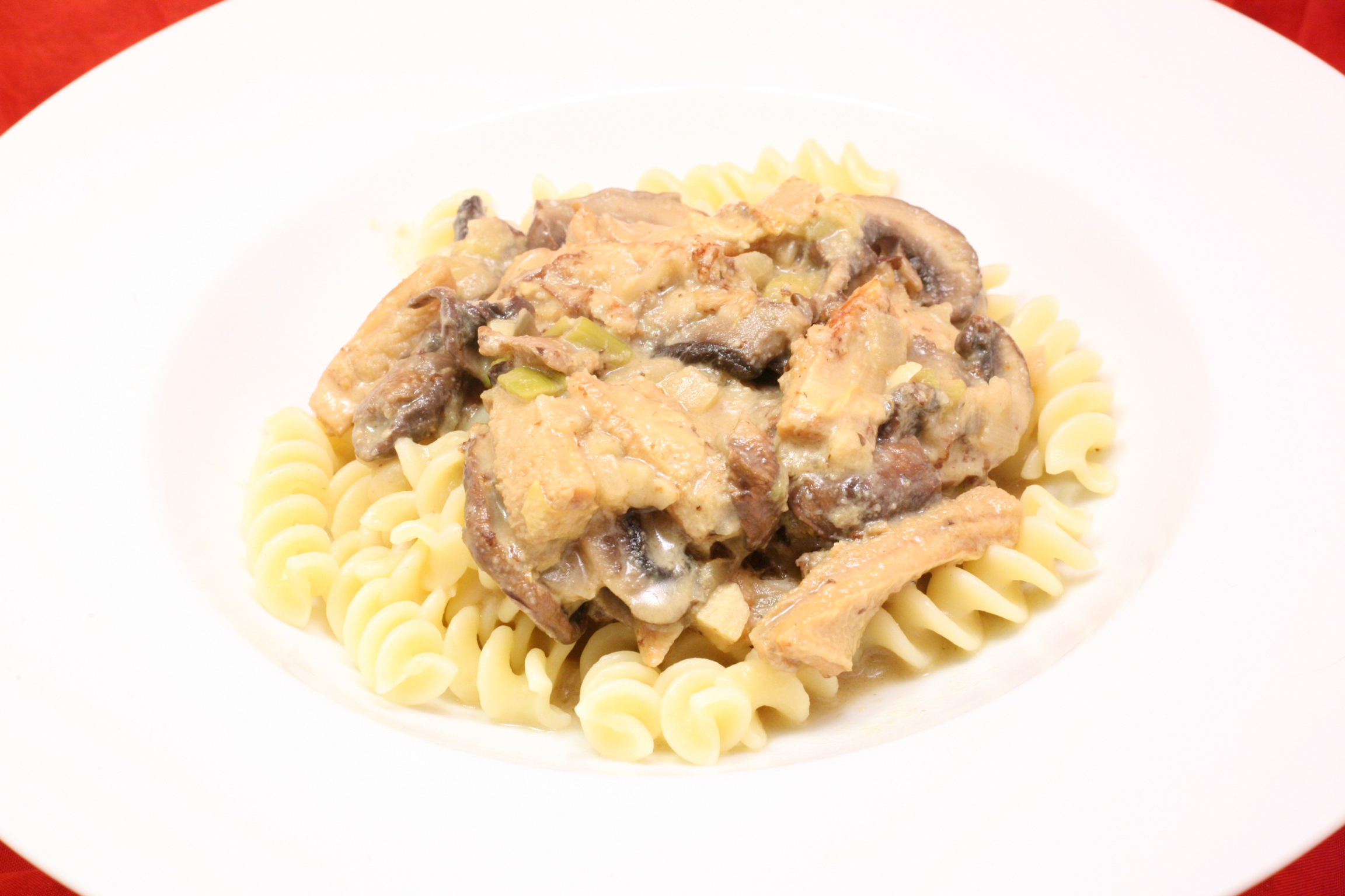 Pansen-Champignons-Ragout mit Senf-Sauce und Fusilli