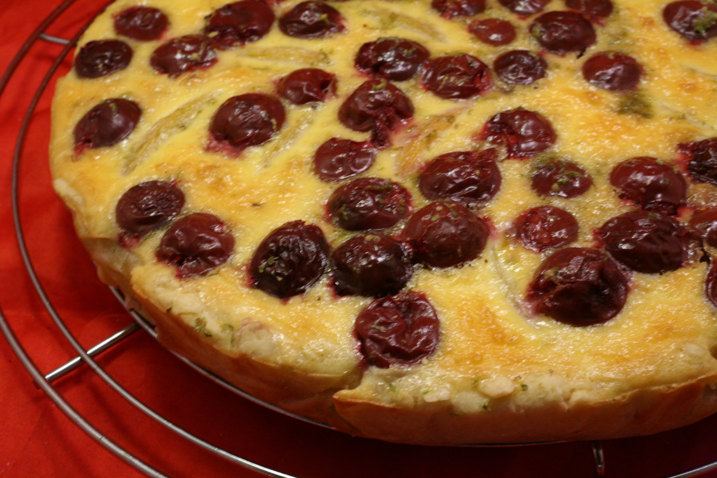 Obst-Tarte mit Pfirsichen und Sauerkirschen